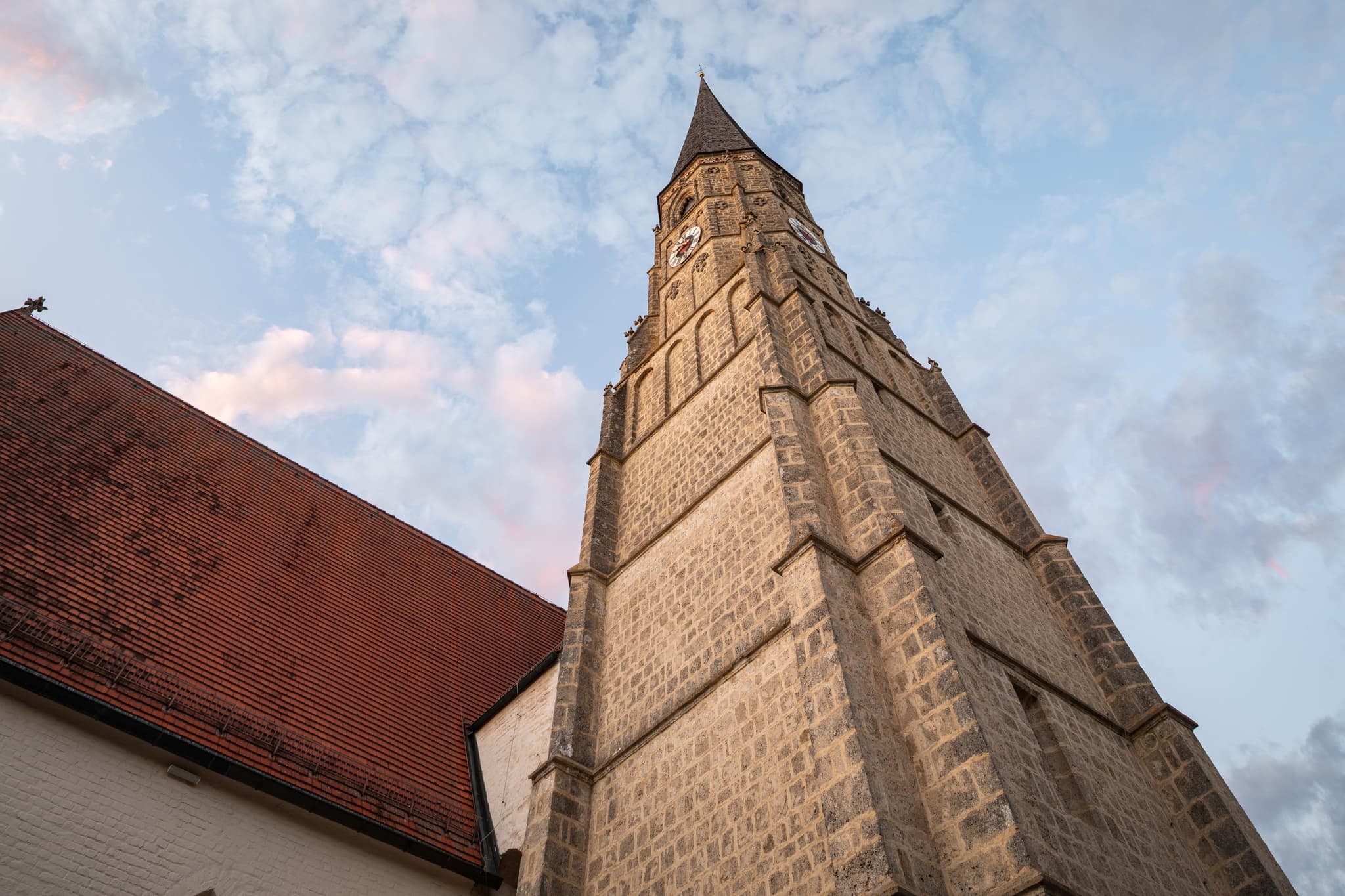 Der Turm der Pfarrkirche St. Alban in Taubenbach, Landkreis Rottal-Inn, Bayern, Deutschland. Ein beeindruckendes Beispiel regionaler Architektur.