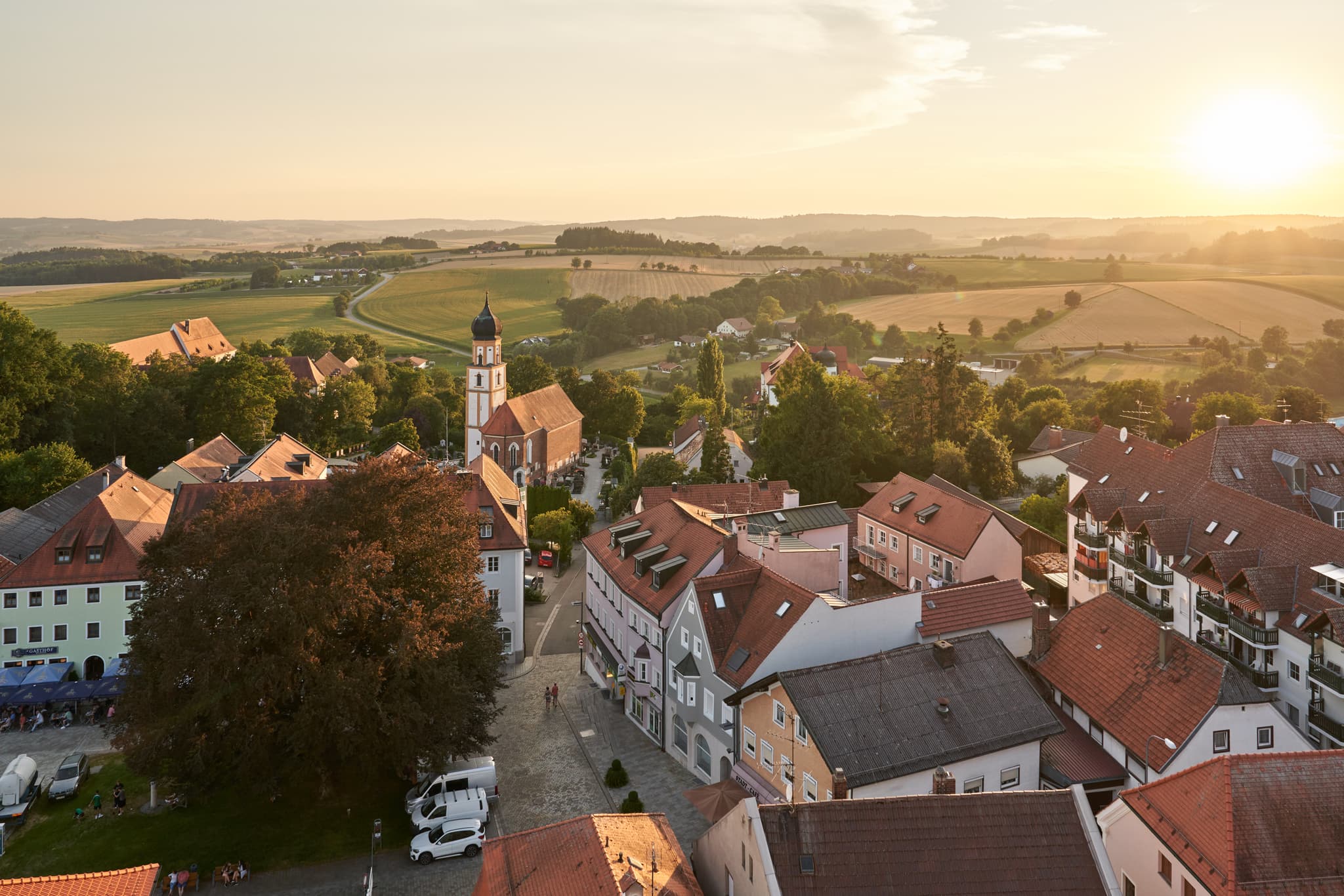 Friedhofskirche St. Michael, Aufgenommen vom Turm der Stadtpfarrkirche, Bad Griesbach, Landkreis Passau, Niederbayern.