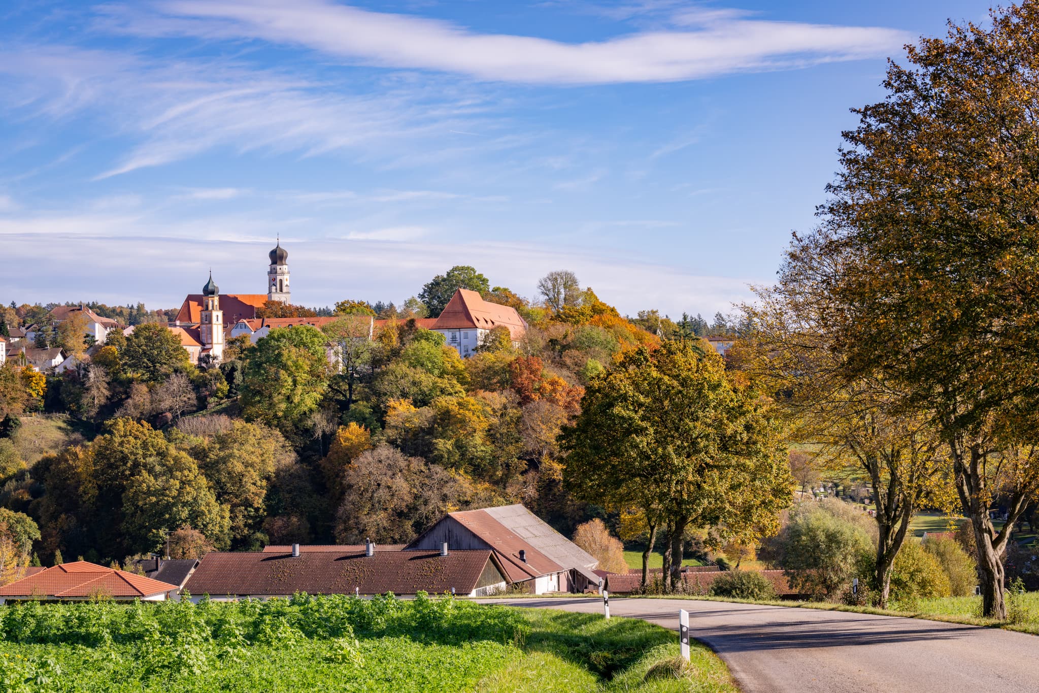 Herbstliche Ansicht der Therme und des Kurparks in Bad Griesbach, Landkreis Passau, Niederbayern, Deutschland. Eine idyllische Landschaft im Rottal.