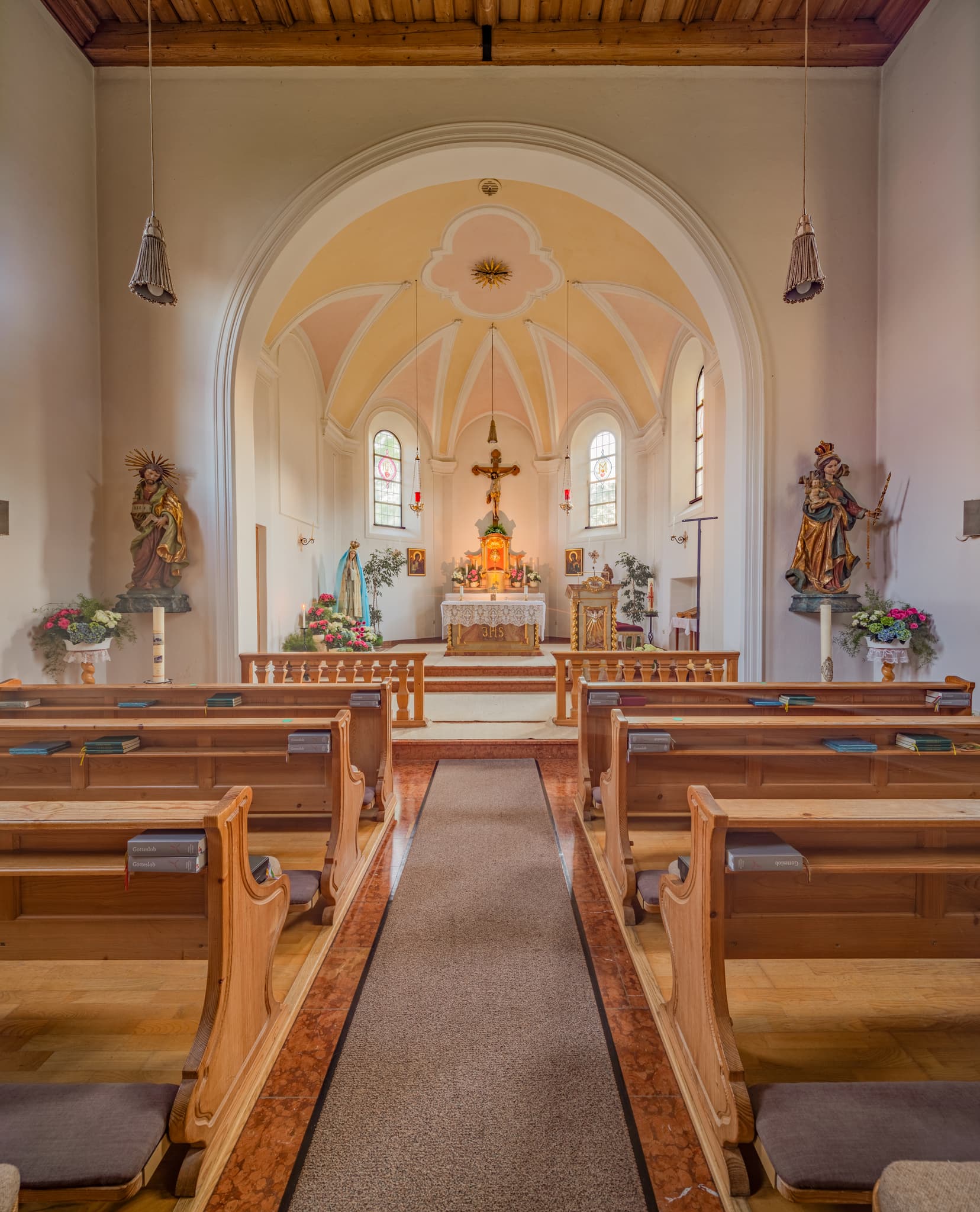 Kircheninterieur mit Bänken und Altar. In Winterberg Aussicht, Gars am Inn, Mühldorf am Inn, Oberbayern, Inn-Salzach, Deutschland. Zeigt Sakralarchitektur.