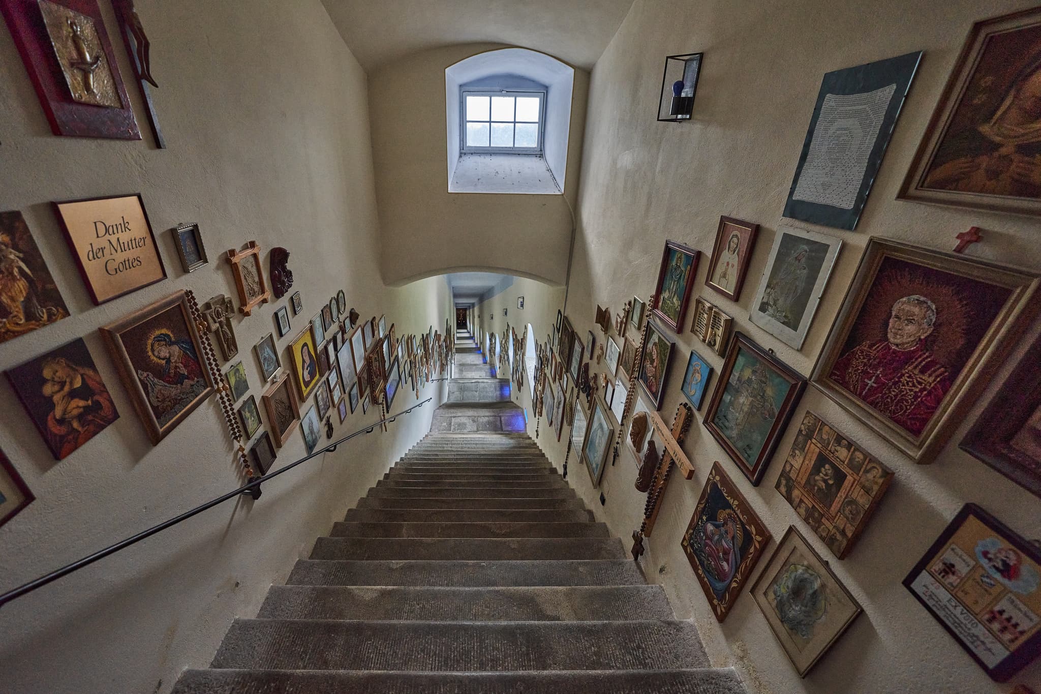 Bild zeigt eine Treppe mit vielen Marien-Bildern in der Wallfahrtsstiegee Innstadt Mariahilf, Gemeinde Innstadt, Landkreis Passau, Niederbayern, Deutschland.
