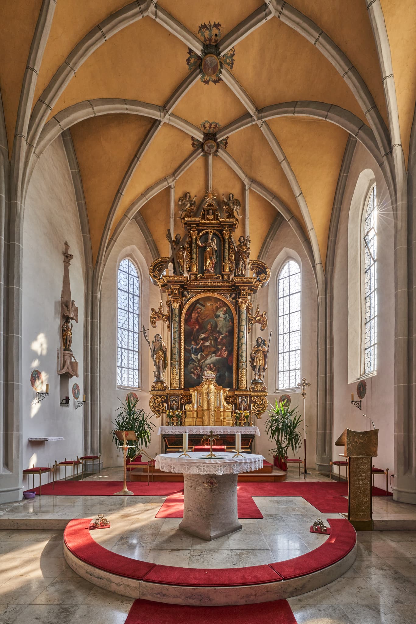 Innenansicht Pfarrkirche St. Michael in Mehring, Landkreis Altötting. Zeigt Altar, Gewölbedecke. Gelegen in Oberbayern, Region Inn-Salzach, Deutschland.