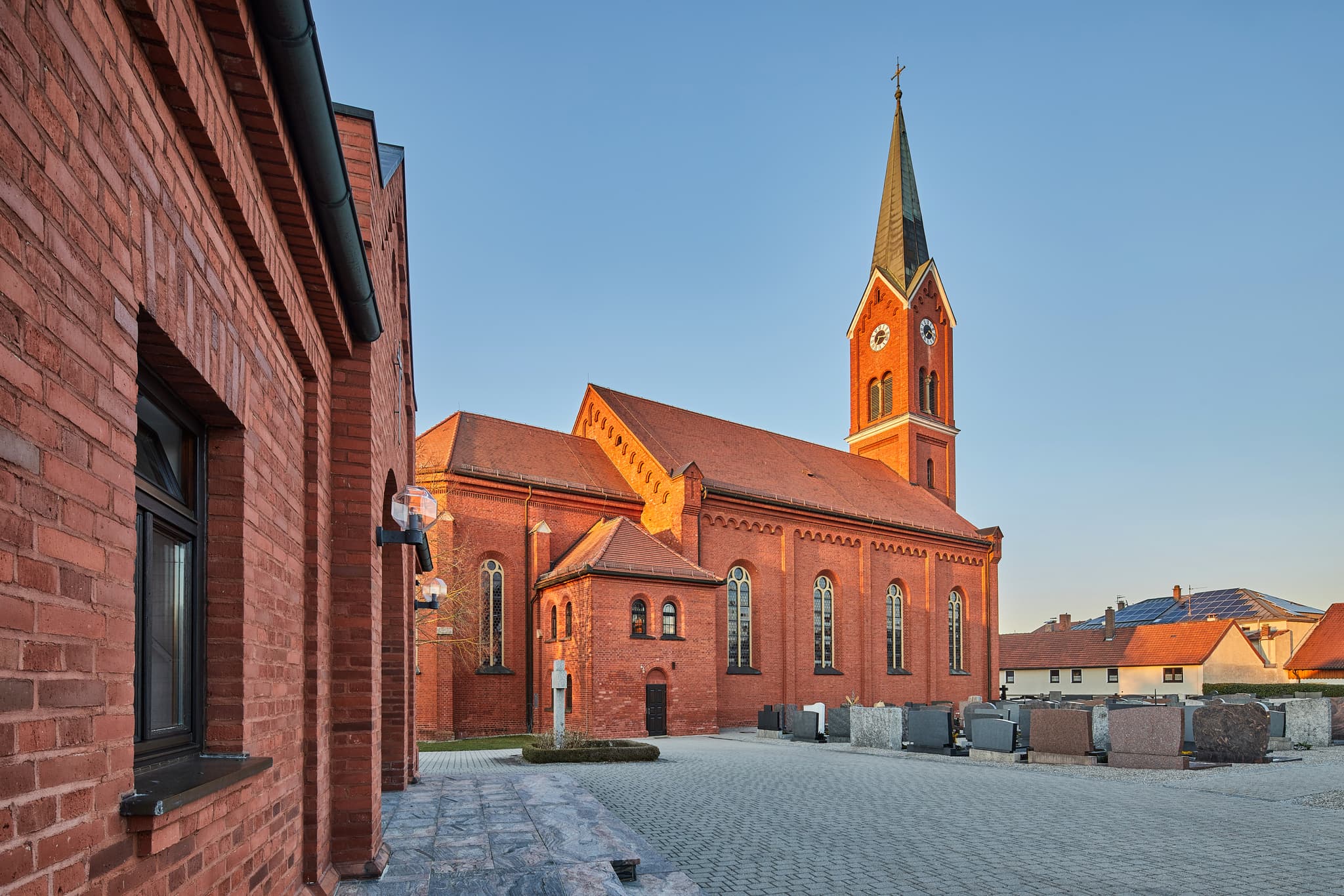 Außenansicht der Kirche Sankt Andreas in Wurmannsquick, Gemeinde Wurmannsquick, Landkreis Rottal-Inn, Niederbayern, Holzland/Bäderdrieck, Bayern, Deutschland.