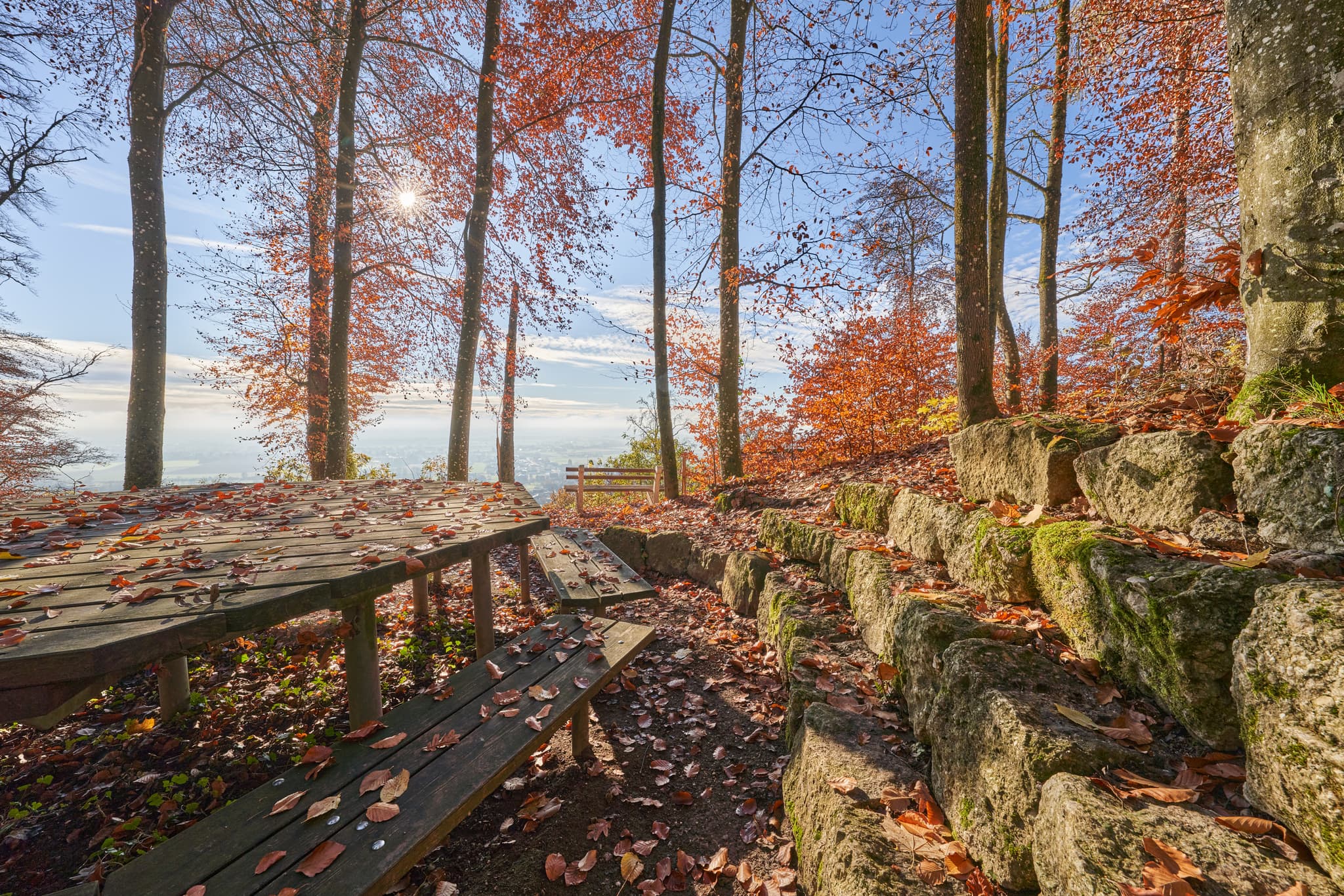 Runder Tisch im Herbst auf dem Schlossberg in Julbach, Gemeinde Julbach, Landkreis Rottal-Inn, Niederbayern, Holzland, Bayern, Deutschland.