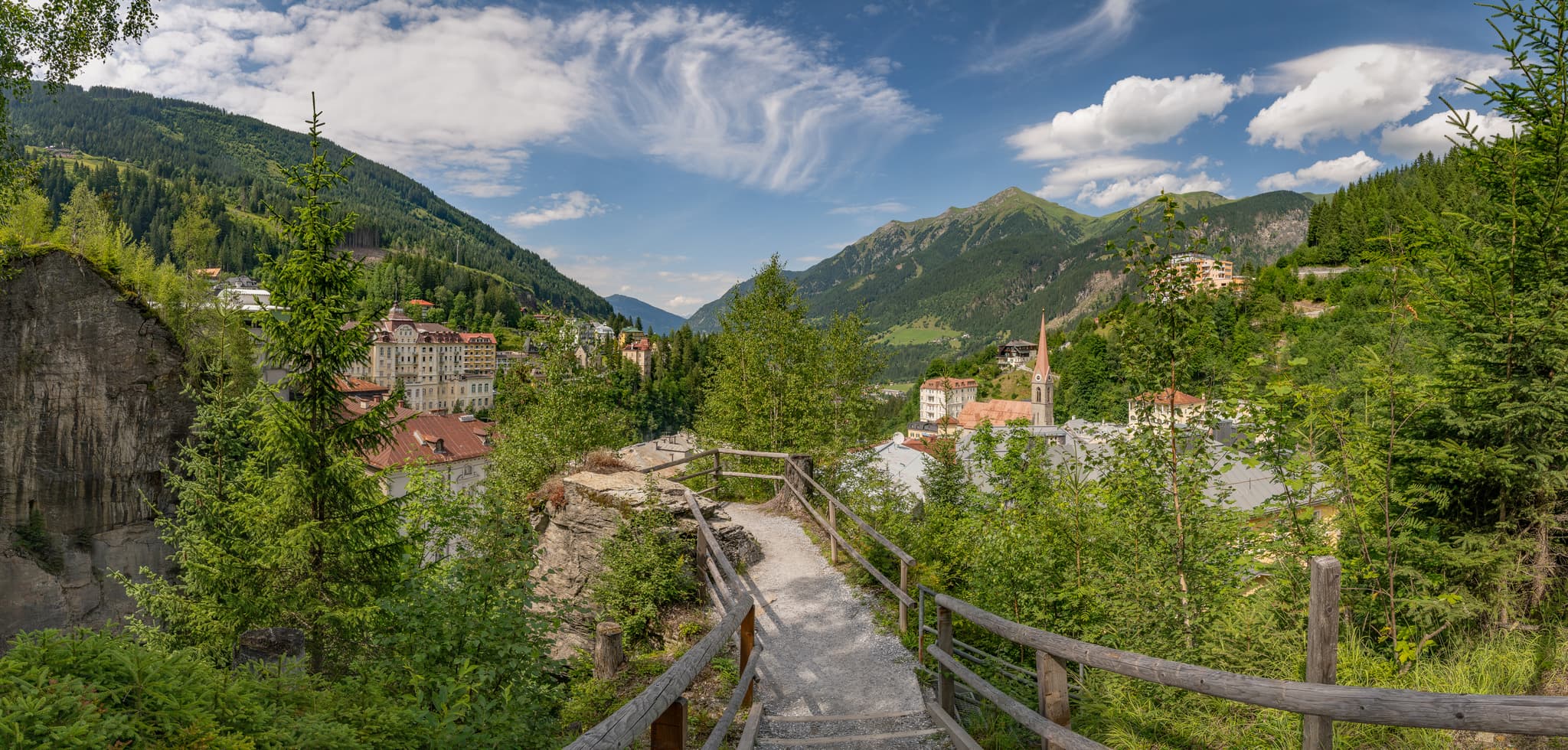 Panorama-Ortsansicht von Bad Gastein, St. Johann im Pongau, Österreich. Die Gemeinde im Pongau, Salzburg, ist eingebettet in eine alpine Landschaft mit Bergen.