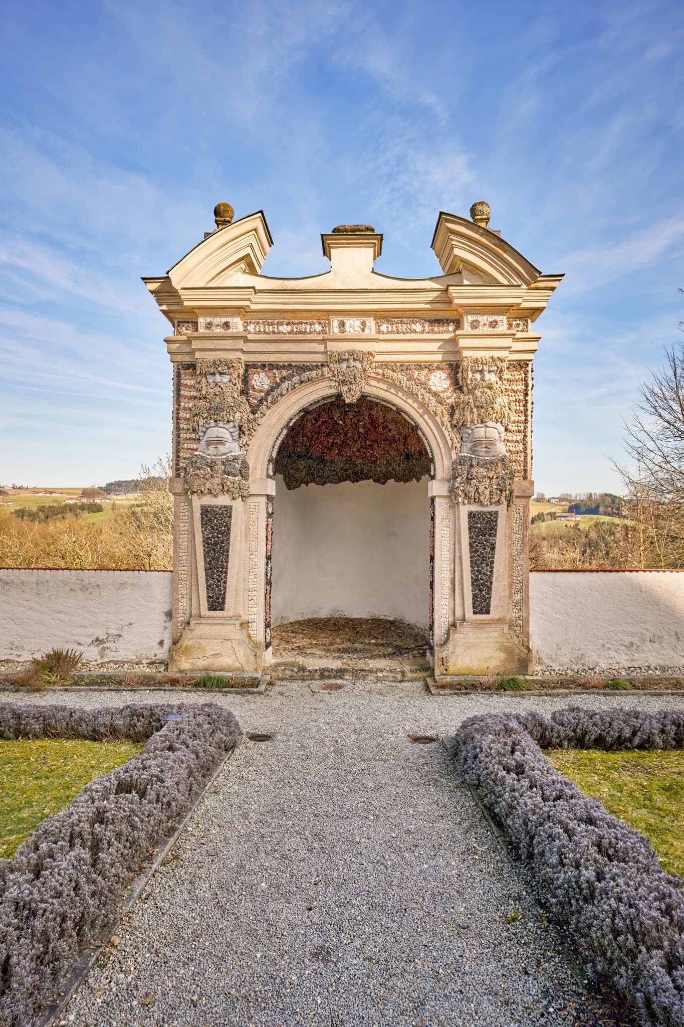 Historischer Barockgarten, Paradiesgarten mit Grotte auf Schloss Neuburg am Inn, Landkreis Passau. Parkanlage in der Region Donau-Wald, Niederbayern.