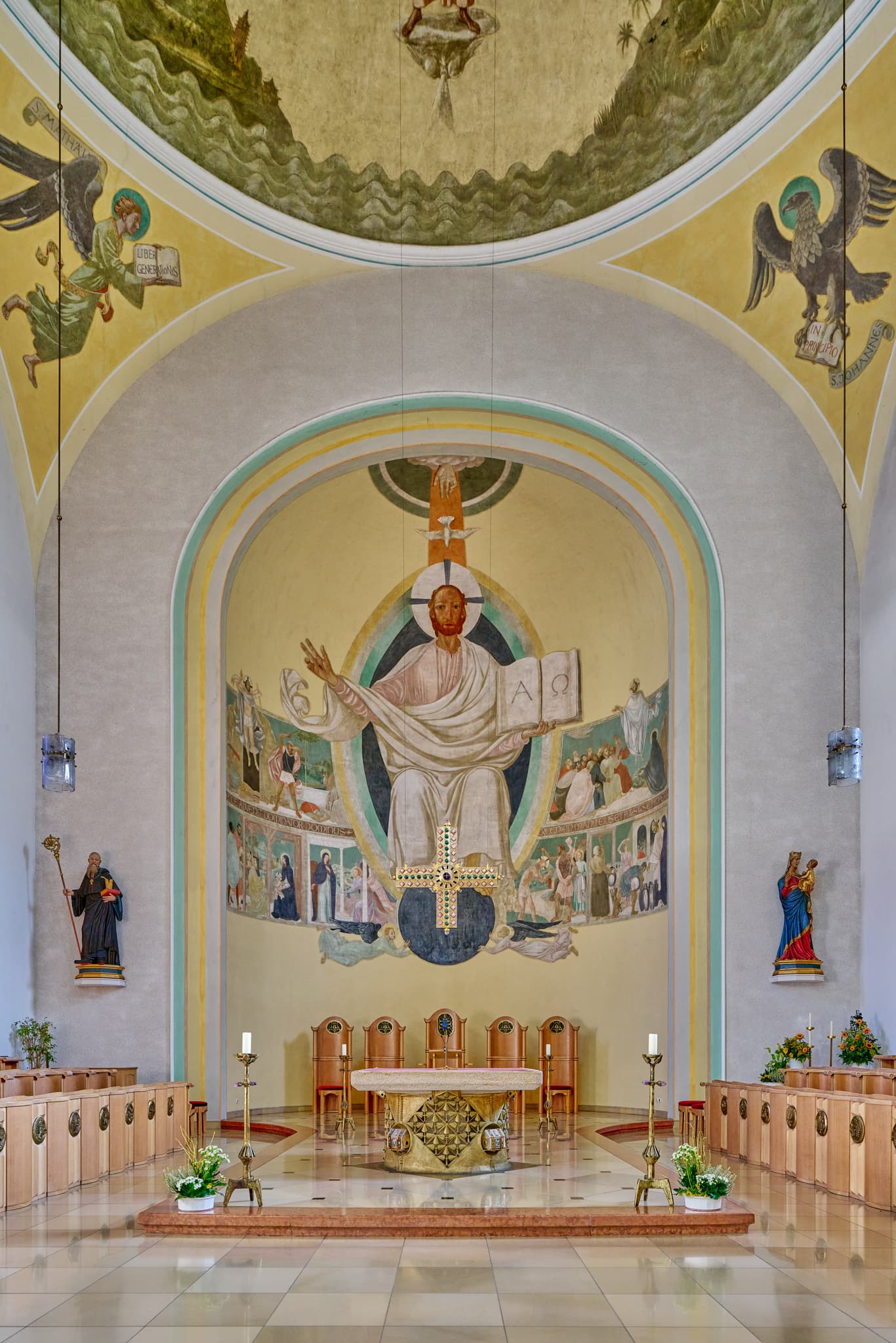 Abtei Kloster Schweiklberg, Vilshofen, Landkreis Passau, Niederbayern, Bayerischer Wald. Altarraum mit Bänken und großer Christus-Wandmalerei. Deutschland.
