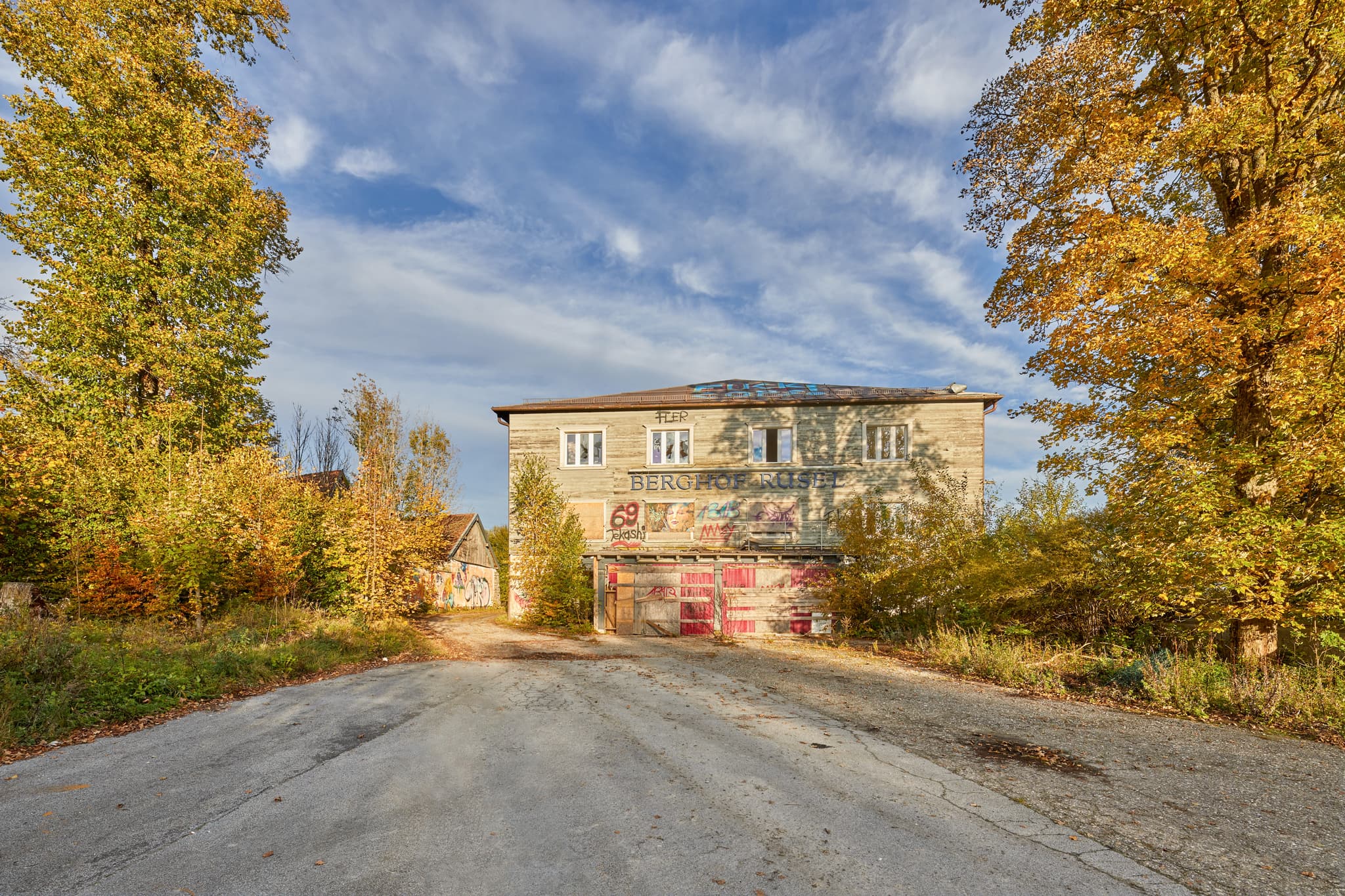 Herbstliche Szene am Berghof Rusel in Schaufling, Landkreis Deggendorf, Niederbayern, Deutschland, Bayerischer Wald mit verfallenen Gebäude und Bäumen.
