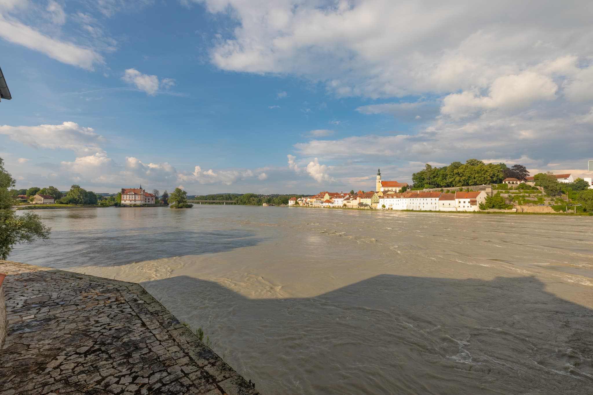 Vornbach Kloster mit Blick über den Inn auf Schärding, Landkreis Passau, Inn-Salzach-Region, Deutschland.