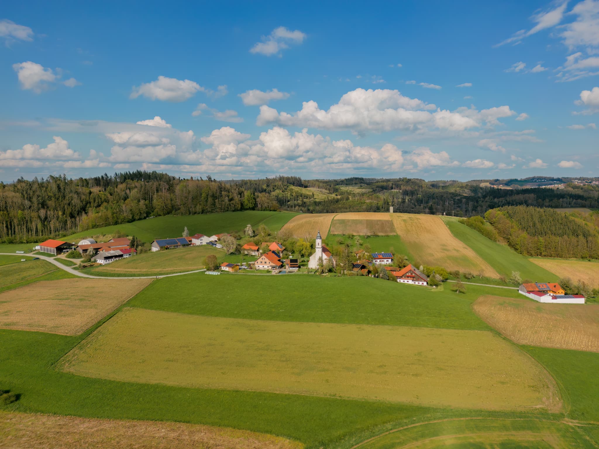 Luftbild von St. Wolfgang in Bad Griesbach, Landkreis Passau, Niederbayern. Die Ortsansicht zeigt die Kirche und ländliche Umgebung im Herzen des Bäderdreiecks.