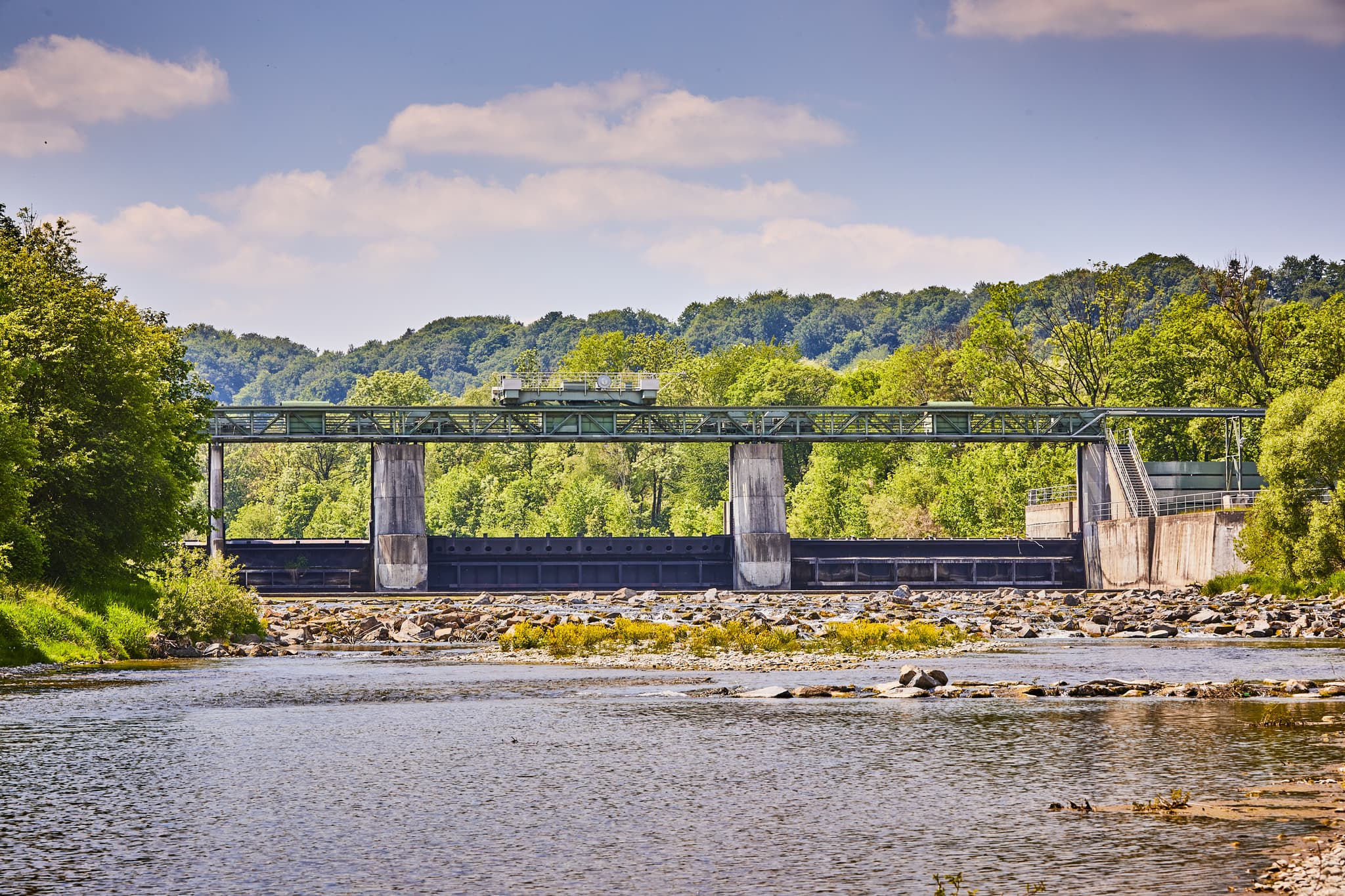 Wehranlage am Fluss Alz bei Burgkirchen-Hirten, Burgkirchen, Landkreis Altötting, Oberbayern, Inn-Salzach.
