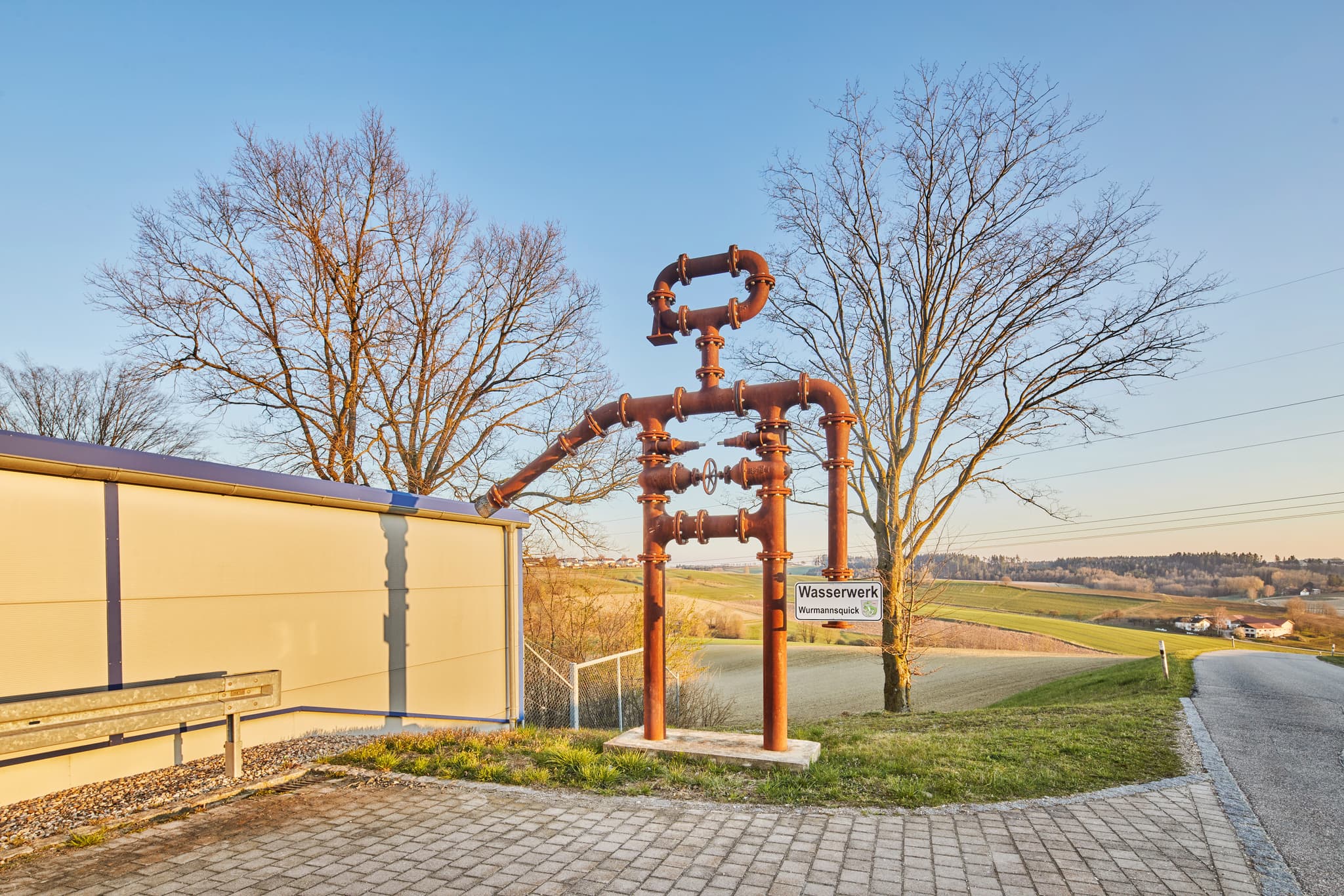 Wasserwerk in Wurmannsquick, Gemeinde Wurmannsquick, Landkreis Rottal-Inn, Niederbayern, Holzland, Bayern, Deutschland. Bild zeigt eine Installation aus Rohren.