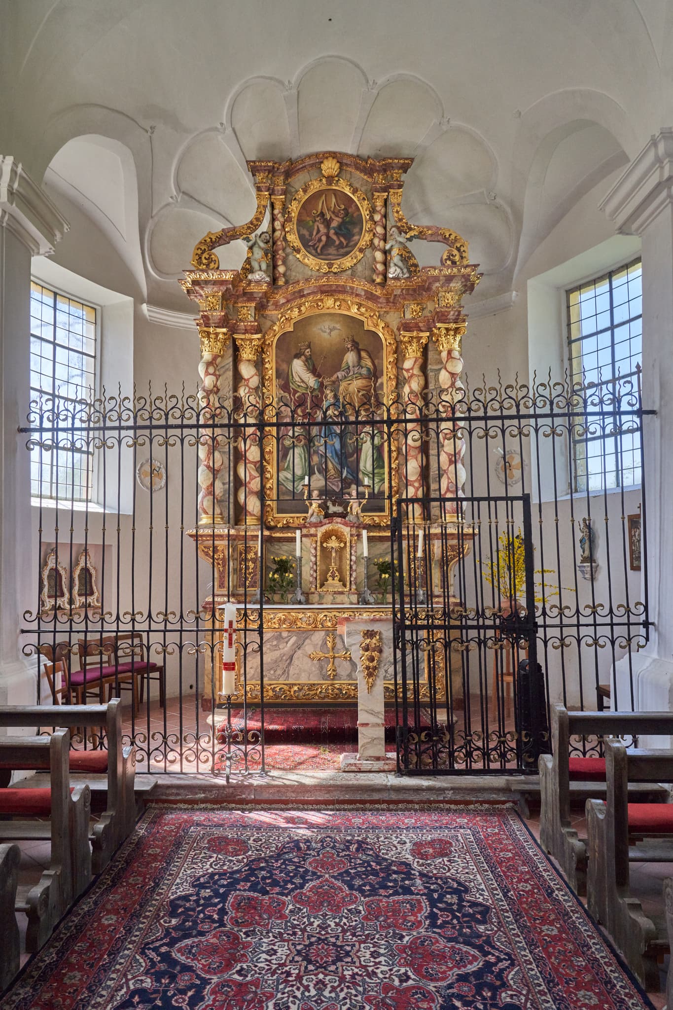 Klausenkirche Innen in Töging am Inn, Landkreis Altötting, Oberbayern. Entdecken Sie die Region Inn-Salzach in Deutschland.