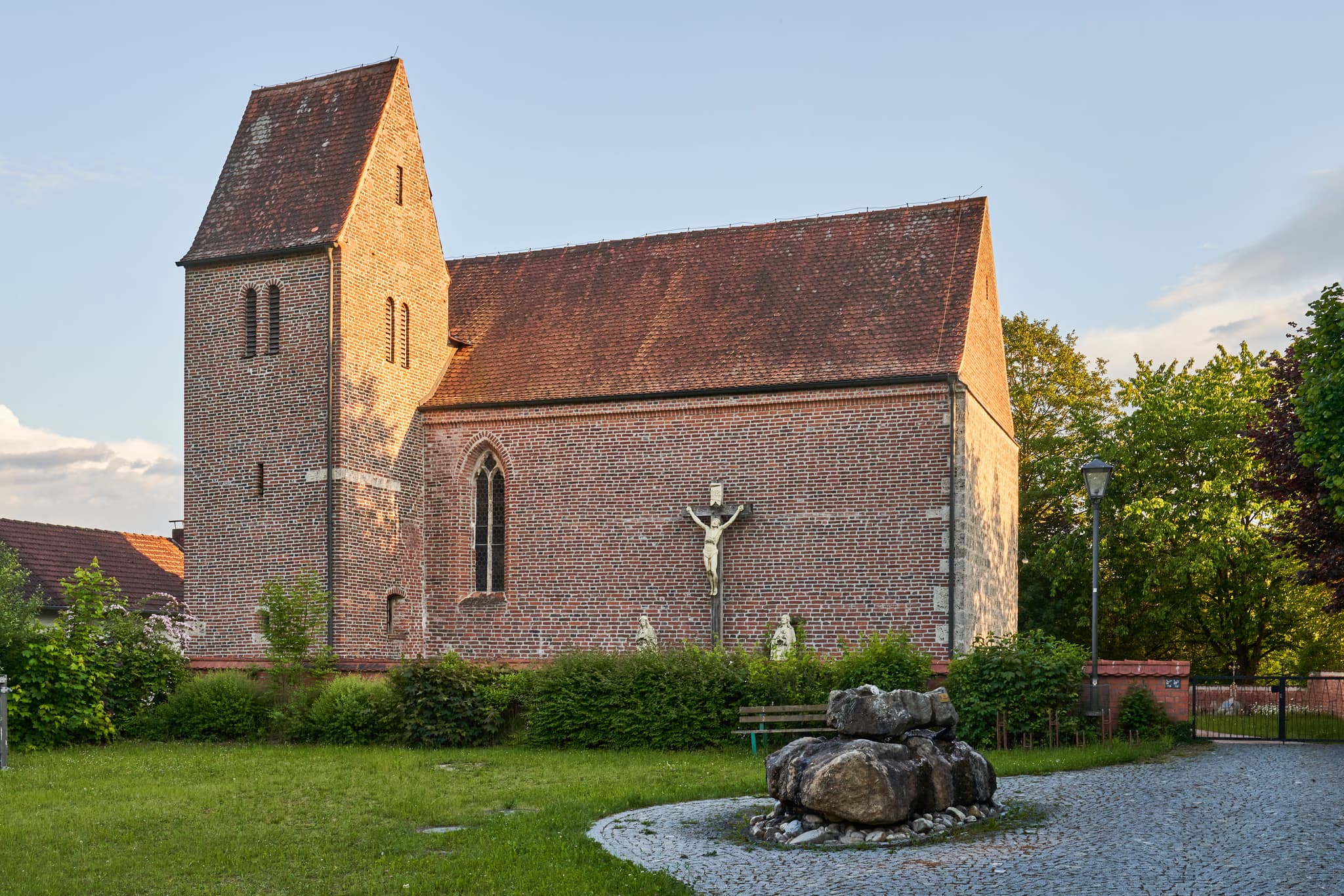 Filialkirche St. Rupert in Gumpersdorf, Zeilarn, Rottal-Inn, Niederbayern, Deutschland. Die Backsteinkirche mit Turm und Kruzifix ist ein markanter Ort.