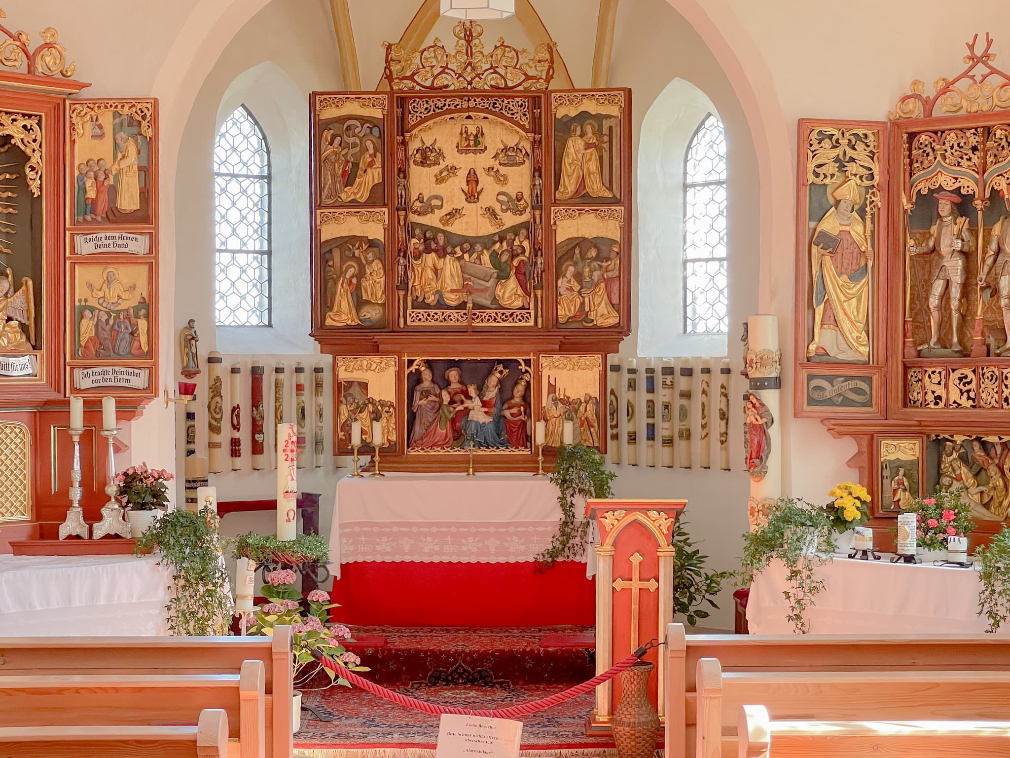 Wallfahrtskirche Mariä Himmelfahrt in Guteneck, Johanniskirchen, Landkreis Rottal-Inn, Niederbayern, Holzland, Deutschland, Altarraum mit Schnitzereien.