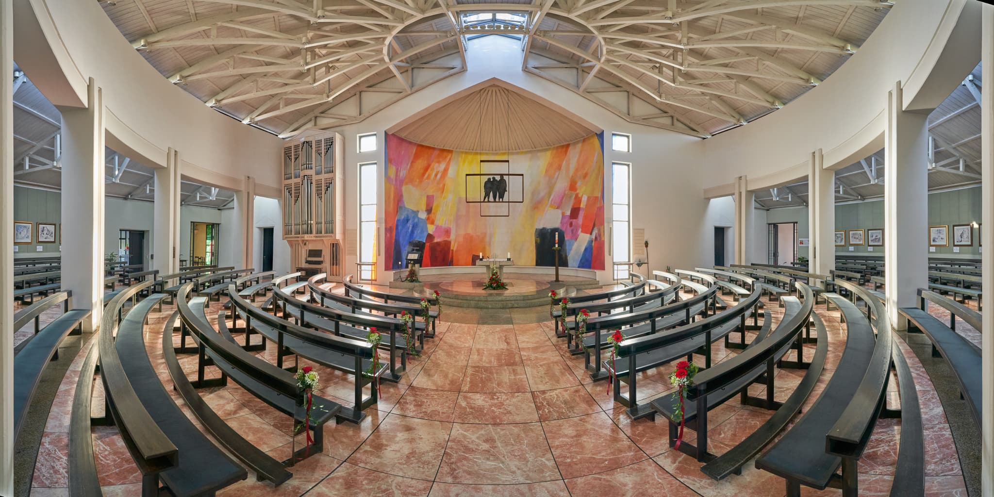 Moderne Therme Emmauskirche in Bad Griesbach, Landkreis Passau, Niederbayern, Deutschland. Der einladende Gottesdienstraum ist Teil des Bäderdreiecks.