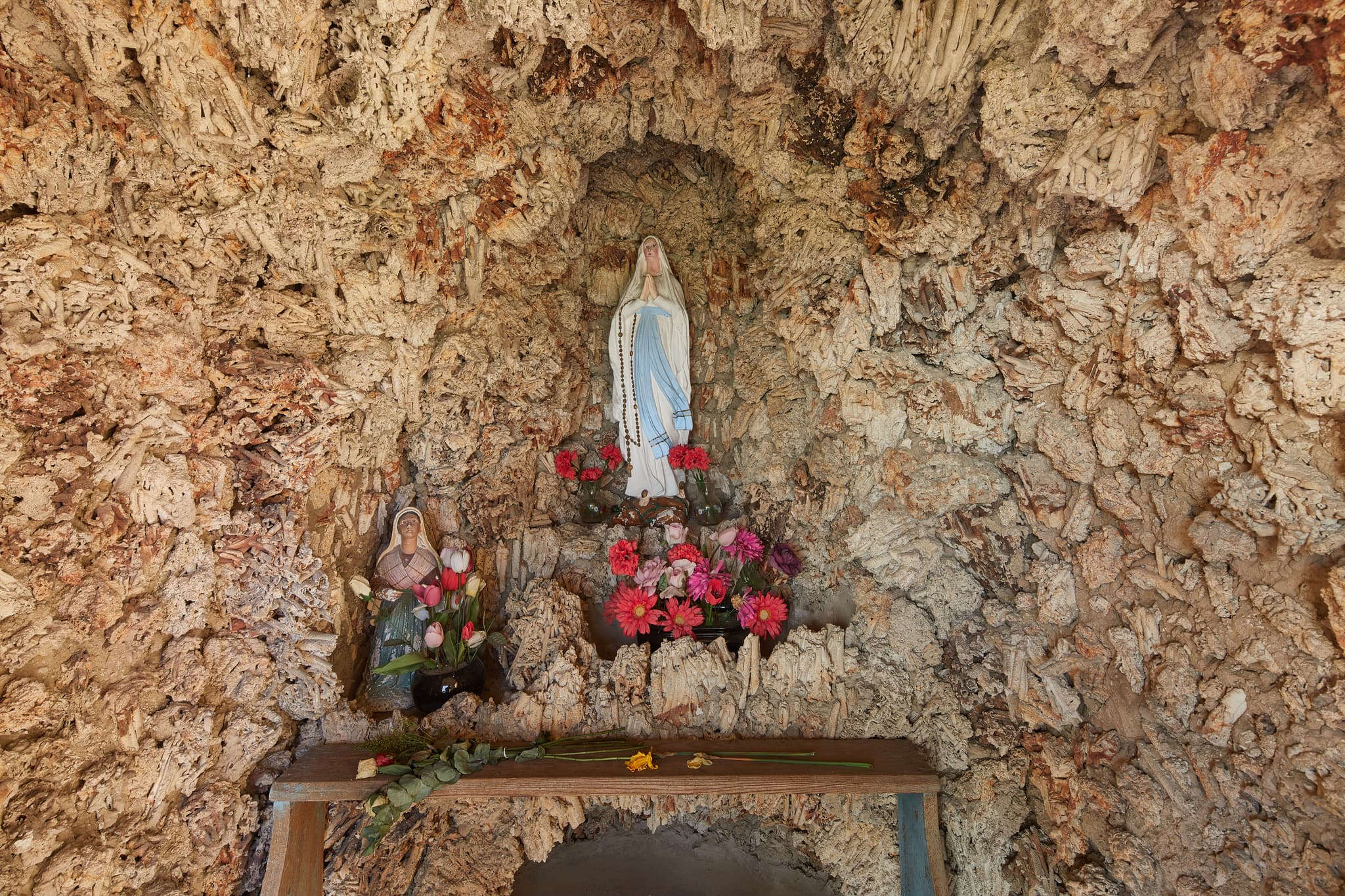 Bildstock in Niederaich, Pleiskirchen, Altötting, Regierungsbezirk Oberbayern, Holzland, Bayern, Deutschland. Marienstatue in einer felsigen Nische.