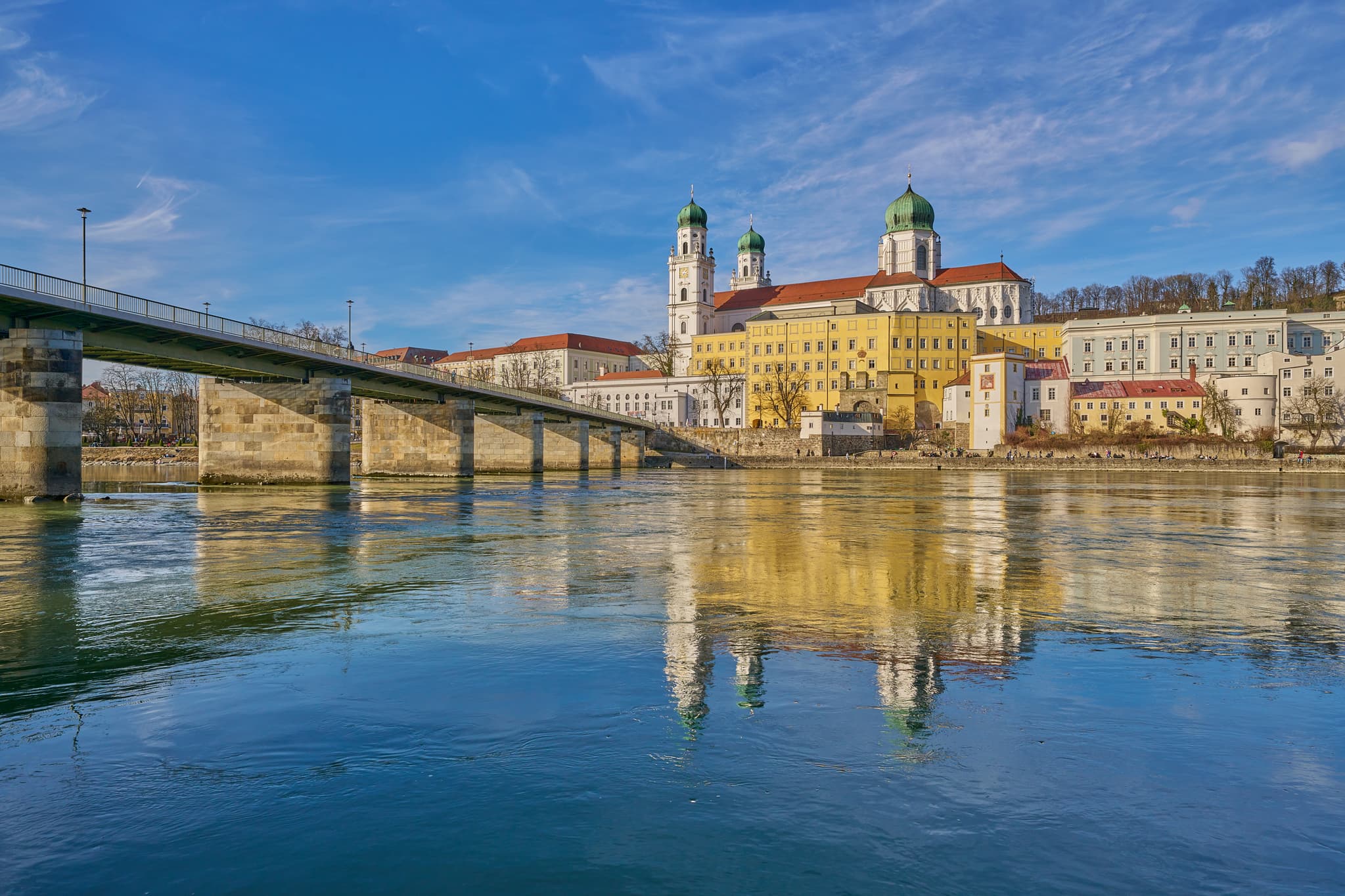 Ansicht des Passauer Doms St. Stephan an der Innstadt in Niederbayern, Spiegelung am Inn, Deutschland. Beeindruckende Architektur und Flusslandschaft.