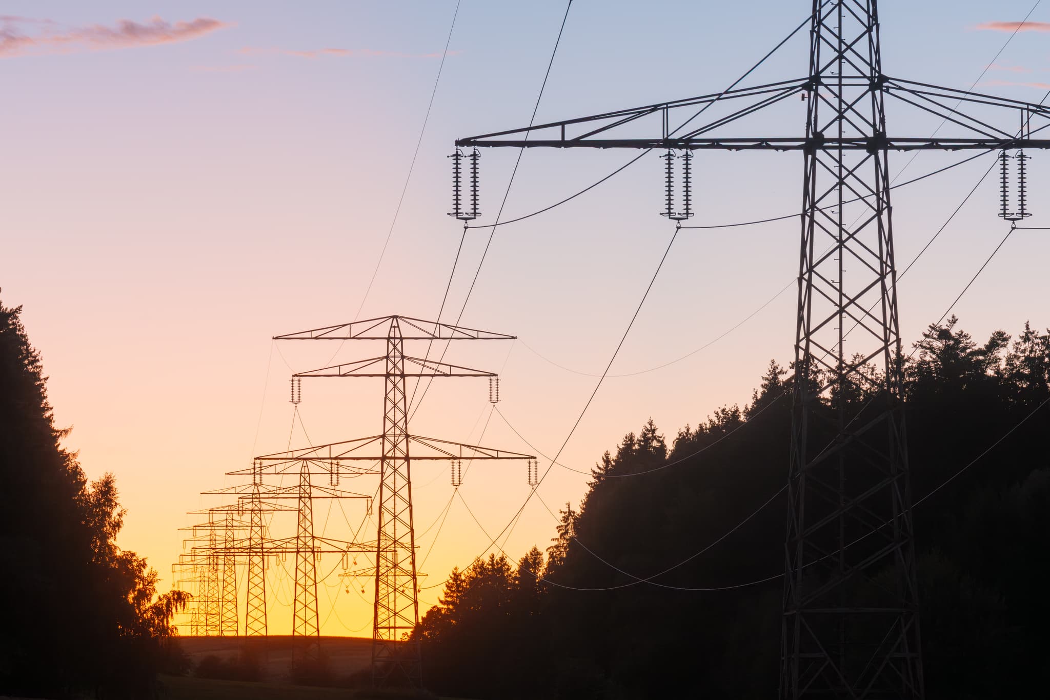 Stromtrasse bei Sonnenuntergang in Frauenhaselbach, Neumarkt St. Veit, Mühldorf am Inn, Oberbayern, Deutschland. Energieversorgung in der Region Inn-Salzach.