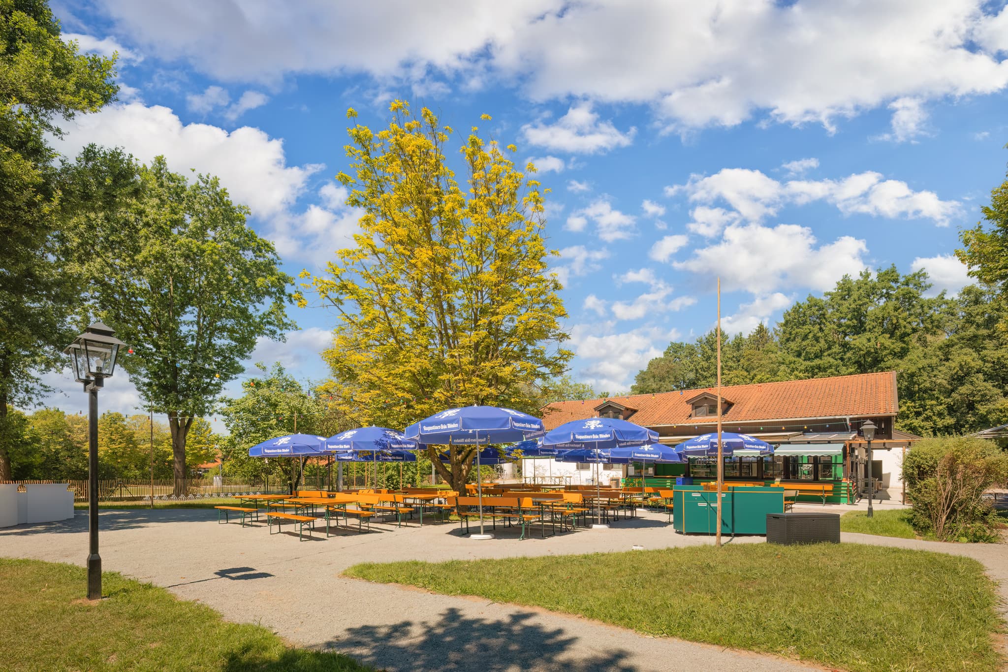 Biergarten im Kurpark von Bad Griesbach, Landkreis Passau, Niederbayern, Inn-Salzach, Bayern, Deutschland.