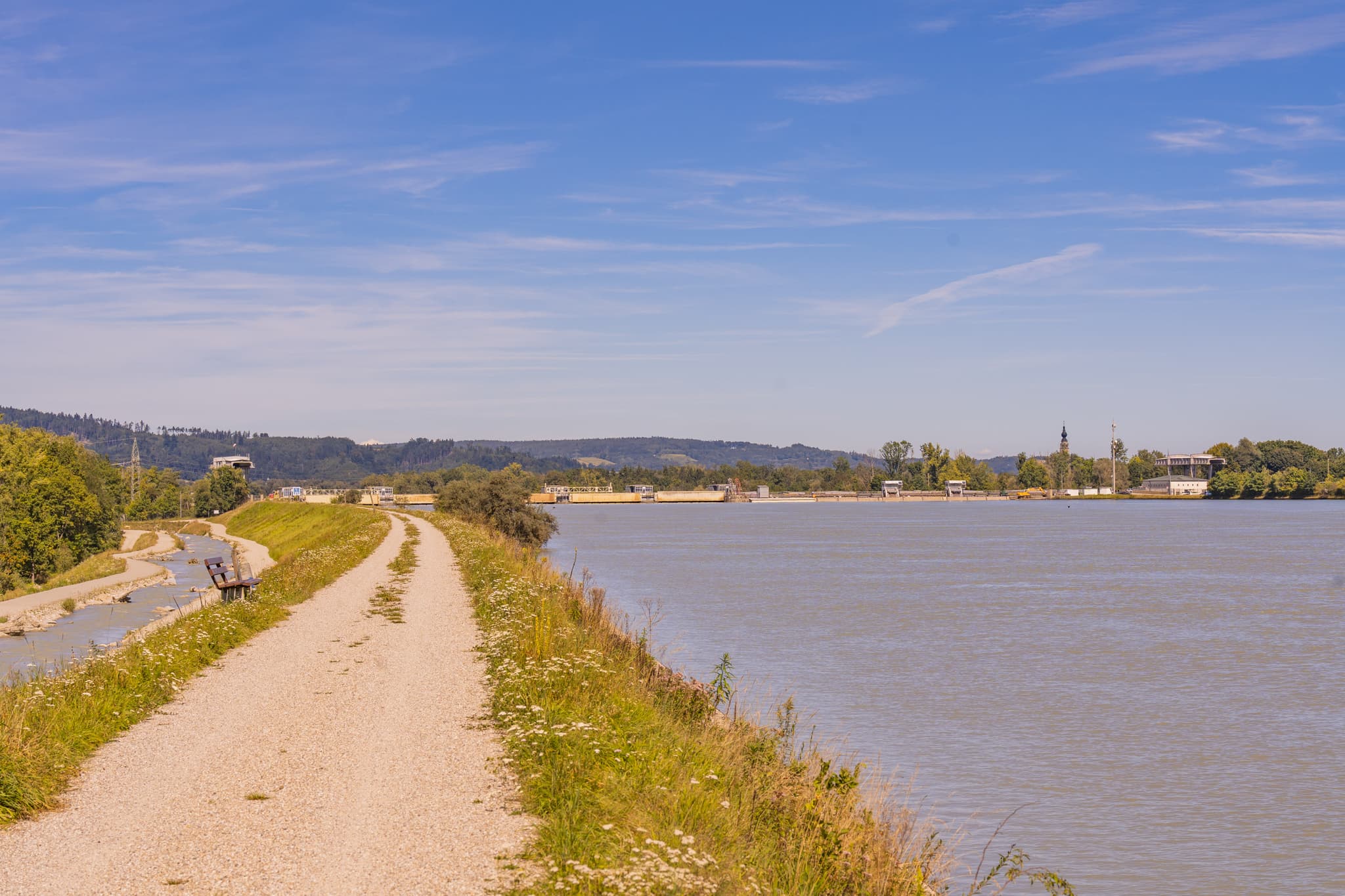 Links Fischwanderhilfe, Inn-Radweg und Inn mit Kraftwerk Simbach-Braunau am "Lago" bei Kirchdorf am Inn, Landkreis Rottal-Inn, Niederbayern, Bäderdrieck.