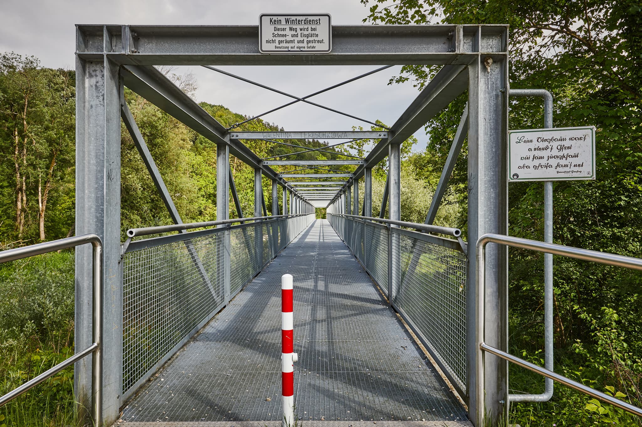 Neue Fahrrad- und Fußgängerbrücke in Garching, Landkreis Altötting, Oberbayern. Die Metallbrücke verbindet Orte im Grünen der Region Inn-Salzach, Deutschland.