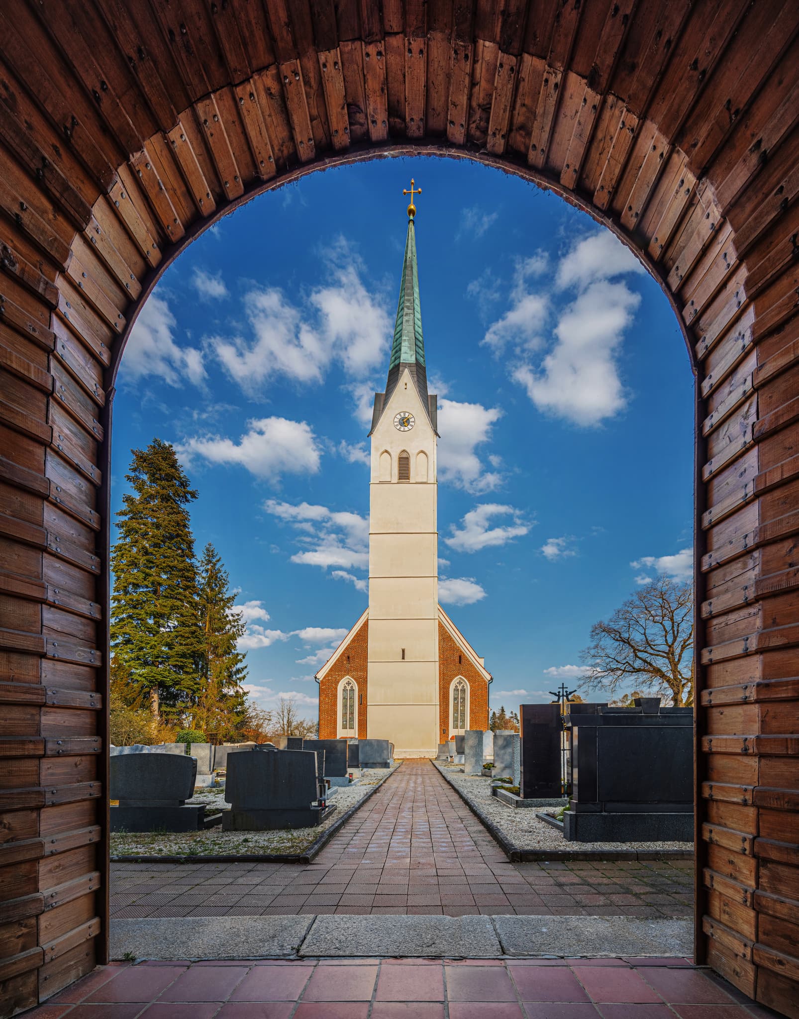 Außenansicht der Pfarrkirche St. Stephan in Massing, Rottal-Inn, Niederbayern, Holzland, Deutschland.