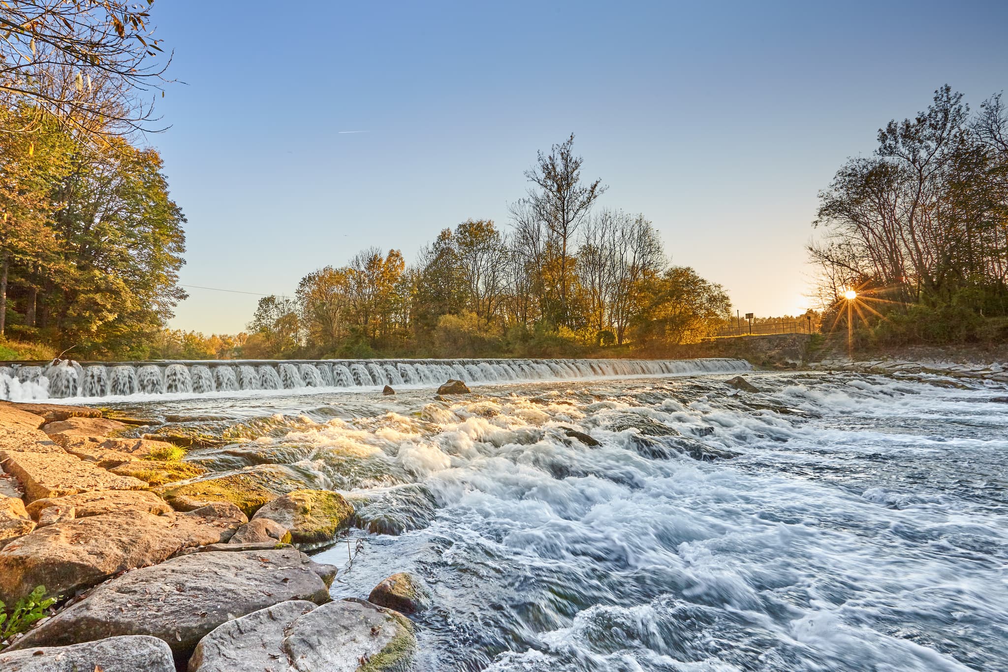 Wasserfall an der Alz bei Garching, gelegen im Landkreis Altötting, Oberbayern, Deutschland. Die Inn-Salzach Region im Herbst.