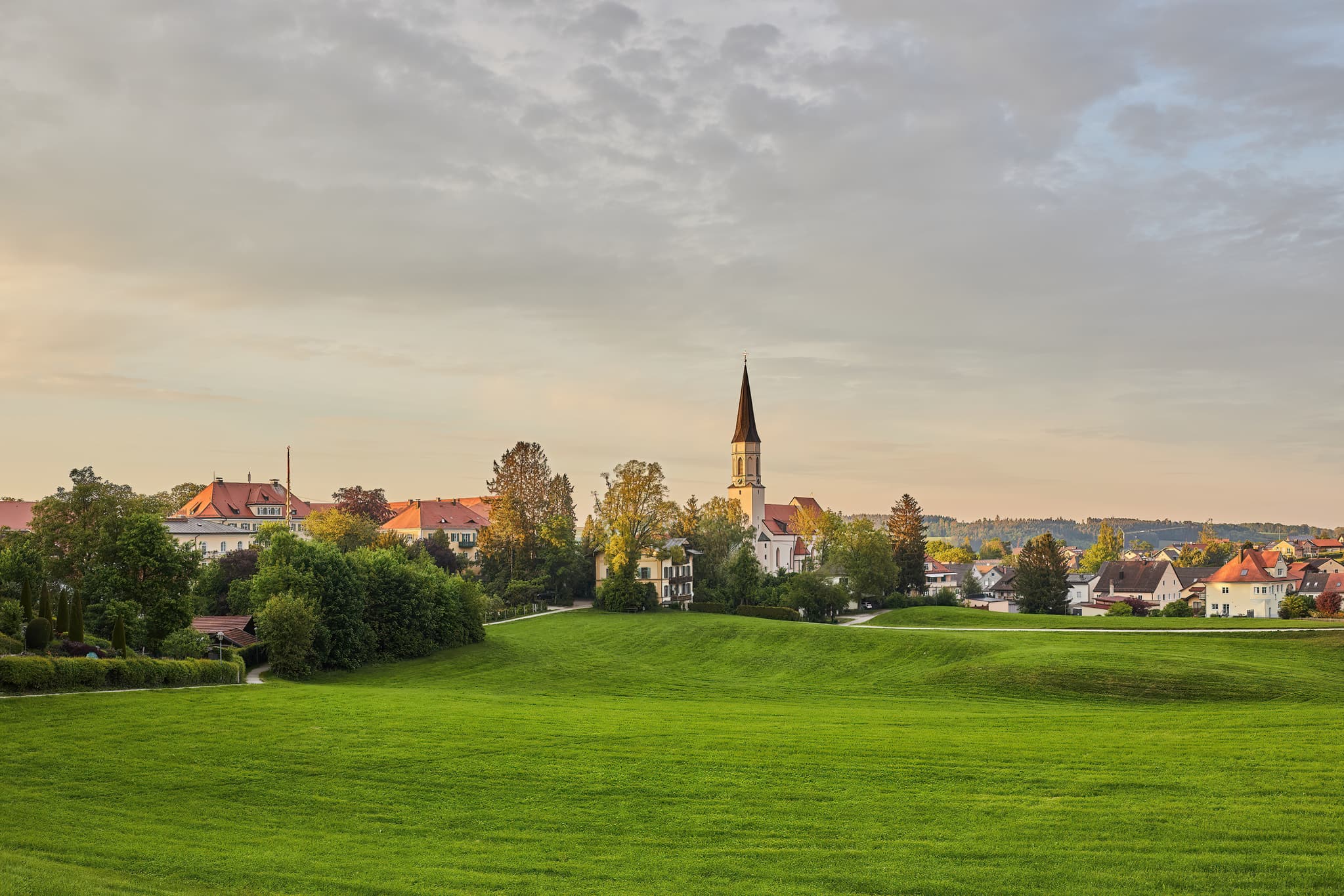 Ortsansicht mit Pfarrkirche Mariä Himmelfahrt in Haag, Mühldorf am Inn, Oberbayern. Landschaft der Region Inn-Salzach in Deutschland.
