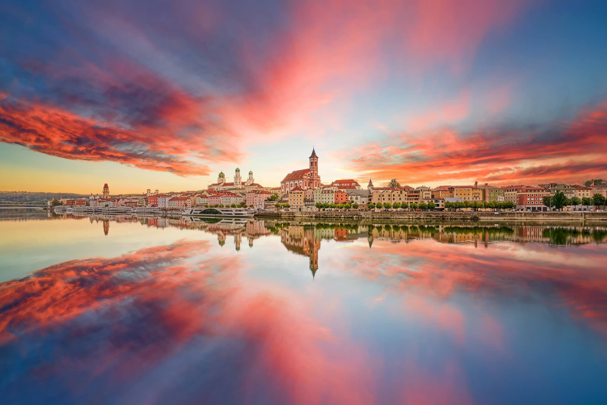 Stadtpanorama der Donau in Passau, Niederbayern, Deutschland. Die Donau-Wald Region prägt die Flusslandschaft mit historischen Gebäuden.