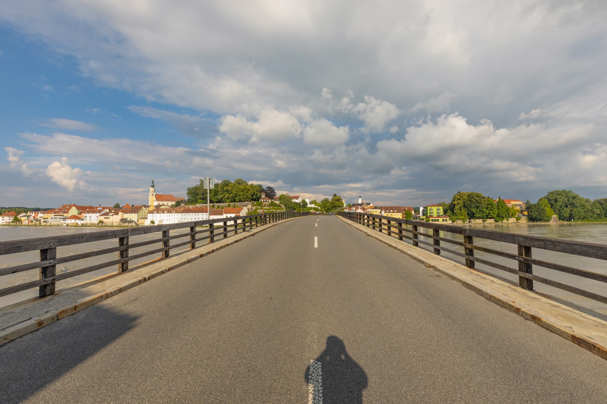Die Brücke nach Schärding über den Inn bei Neuhaus am Inn im Landkreis Passau, Niederbayern. Eine malerische Flusslandschaft im Donau-Wald, Deutschland.