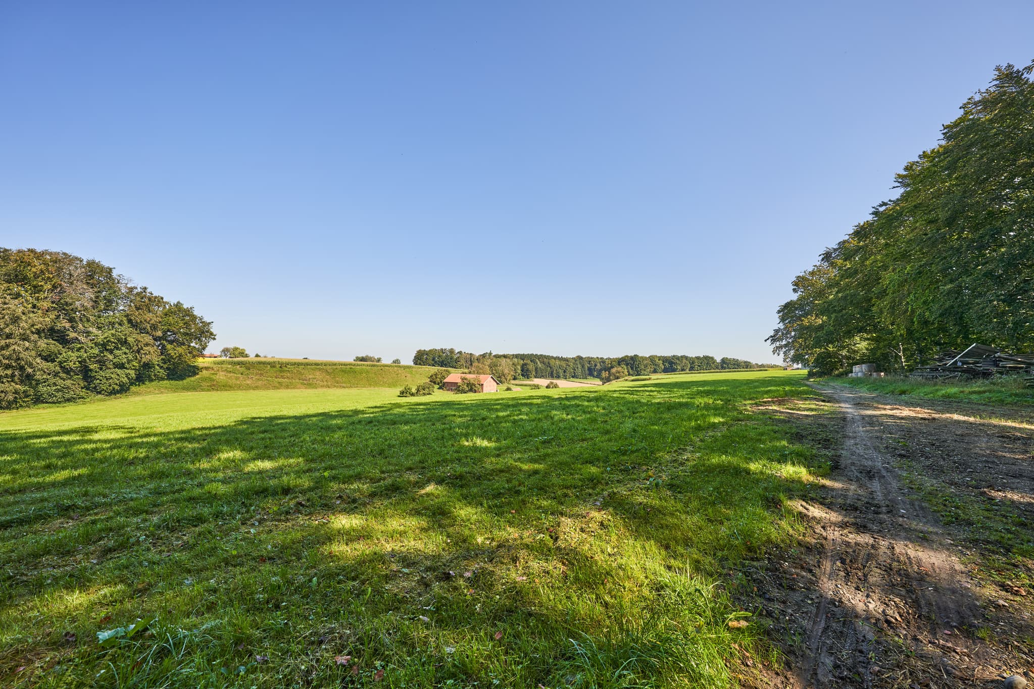 Weitläufige Landschaft entlang des St.-Rupert-Pilgerwegs bei Kastl im Landkreis Altötting, Oberbayern, Deutschland. Charakteristisch für die Region Inn-Salzach.
