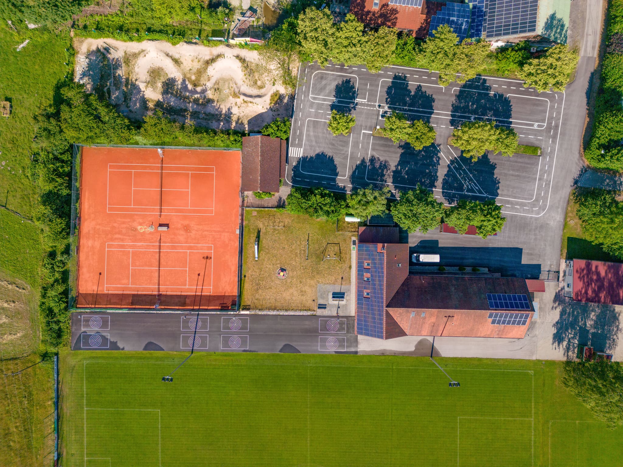 Luftbild von Perach, Landkreis Altötting, Oberbayern, Deutschland. Diese Ortsansicht der Region Inn-Salzach zeigt Gebäude, Sportanlagen und Grünflächen.