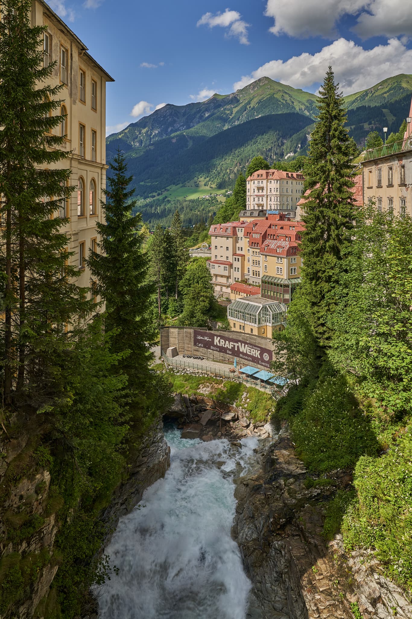 KraftWerk und Wasserfall in Bad Gastein, St. Johann im Pongau, Salzburg, Österreich. Malerische alpine Gebäude und Berge prägen diese Szene im Pongau.