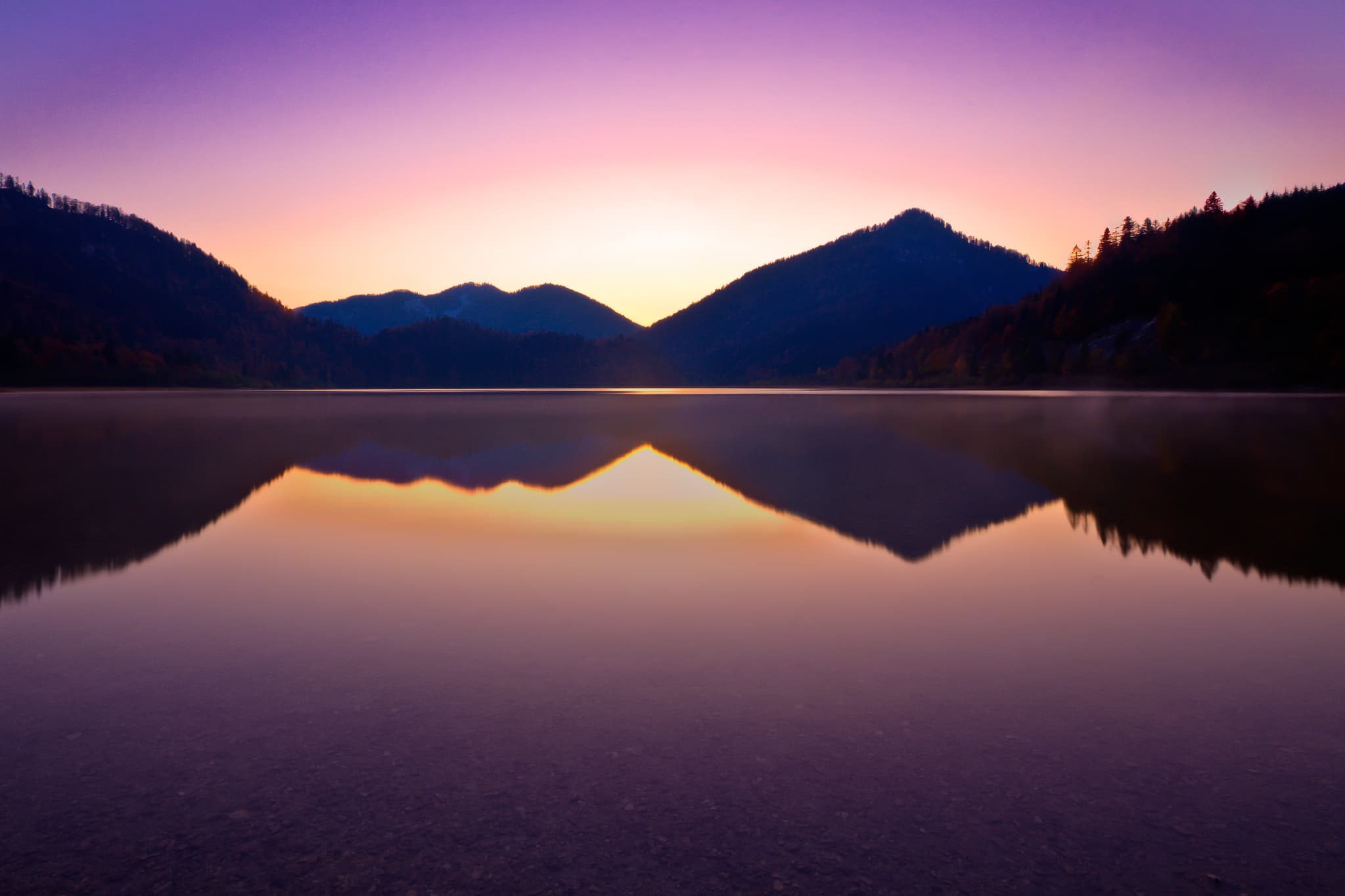 Spiegelung im Weitsee bei Reit im Winkl im Chiemgau, Landkreis Traunstein, Oberbayern, Deutschland. Landschaftsaufnahme zeigt See und Bergreflexionen.