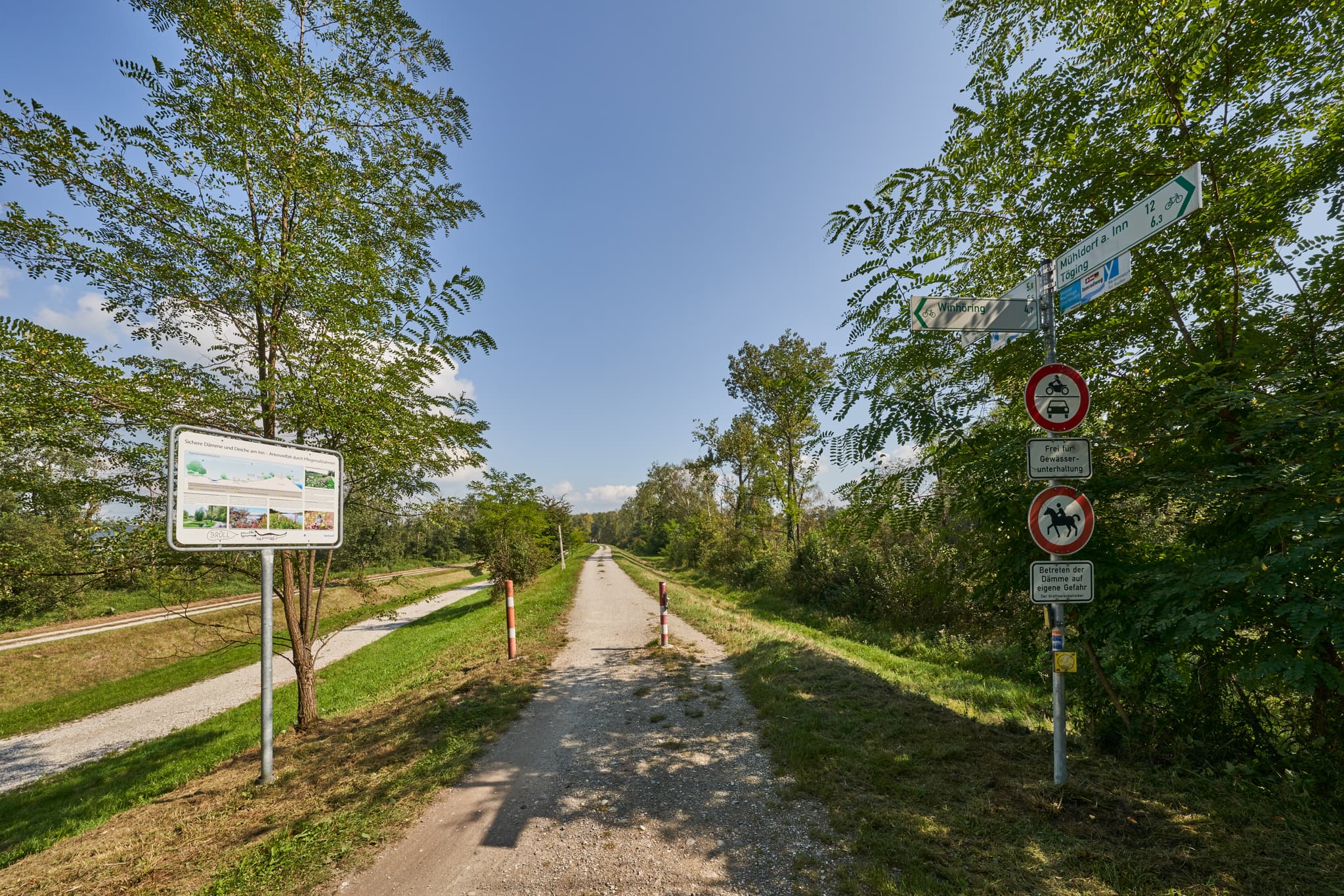Radweg am Silbersee in Winhöring, Landkreis Altötting, Oberbayern, Deutschland. Die naturnahe Landschaft der Region Inn-Salzach lädt zum Erkunden ein.