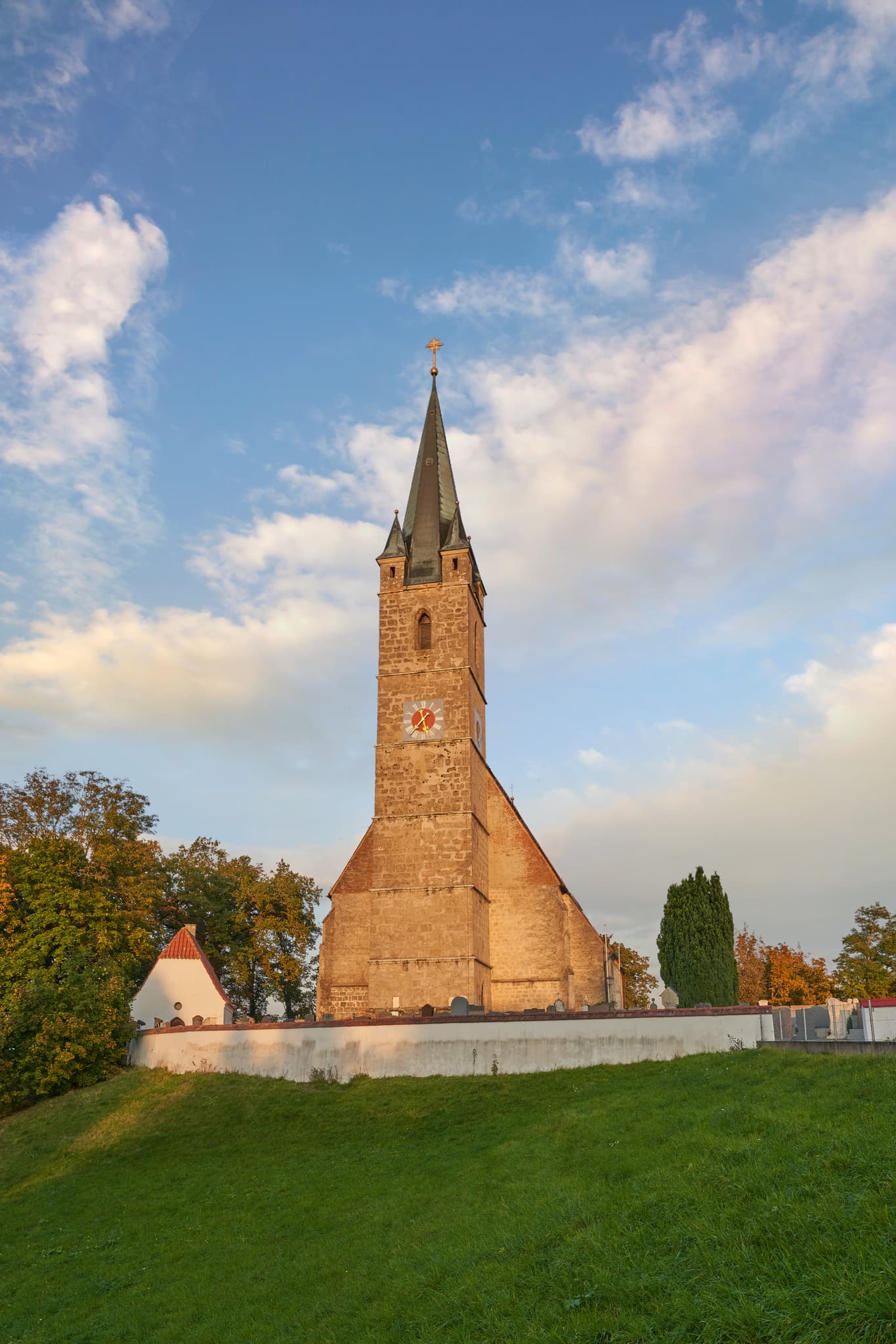 Pfarrkirche St. Rupertus in Burgkirchen am Wald, Tüßling, Landkreis Altötting, Oberbayern. Die Kirche ist schön gelegen auf einer Anhöhe und von weiem zu sehen.