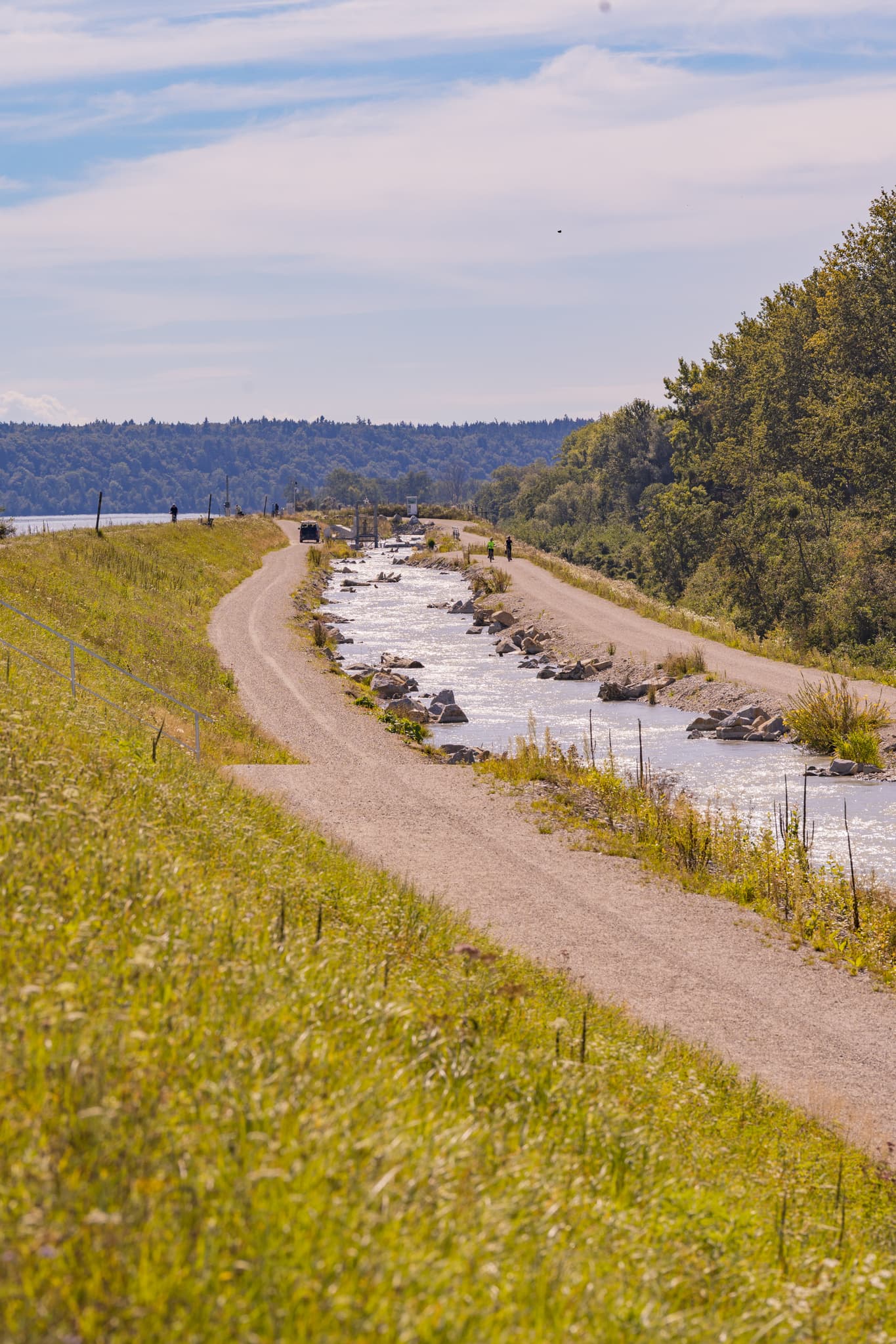Fischwanderhilfe und Inn-Radweg in Kirchdorf am Inn, Rottal-Inn, Niederbayern. Natürlicher Flusslauf mit grüner Uferlandschaft im Bäderdreieck, Deutschland.