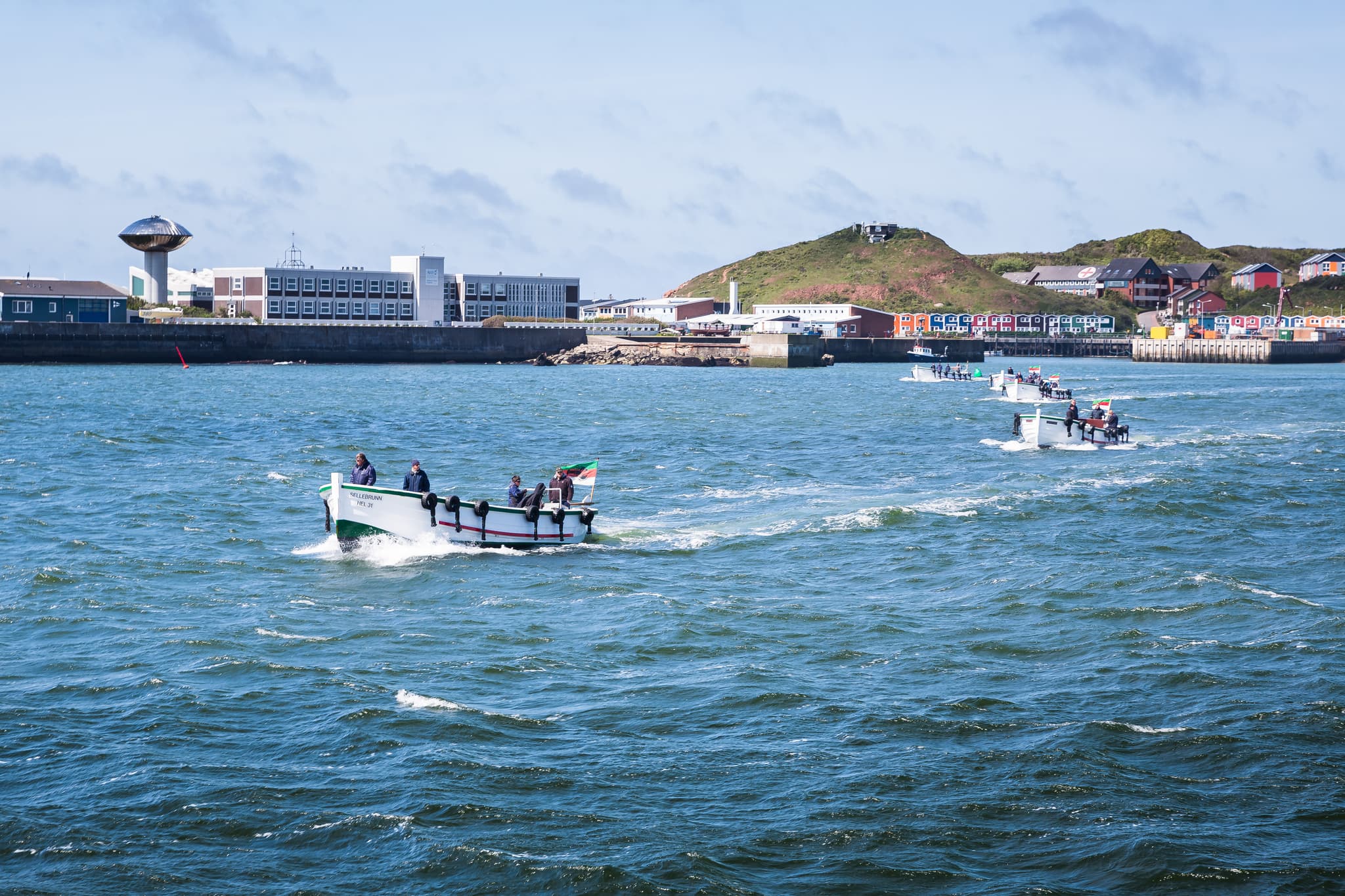 Boote bei Ausschiffung auf Helgoland, Kreis Pinneberg, Schleswig-Holstein. Der Hafenbereich der Nordseeküste in Deutschland.