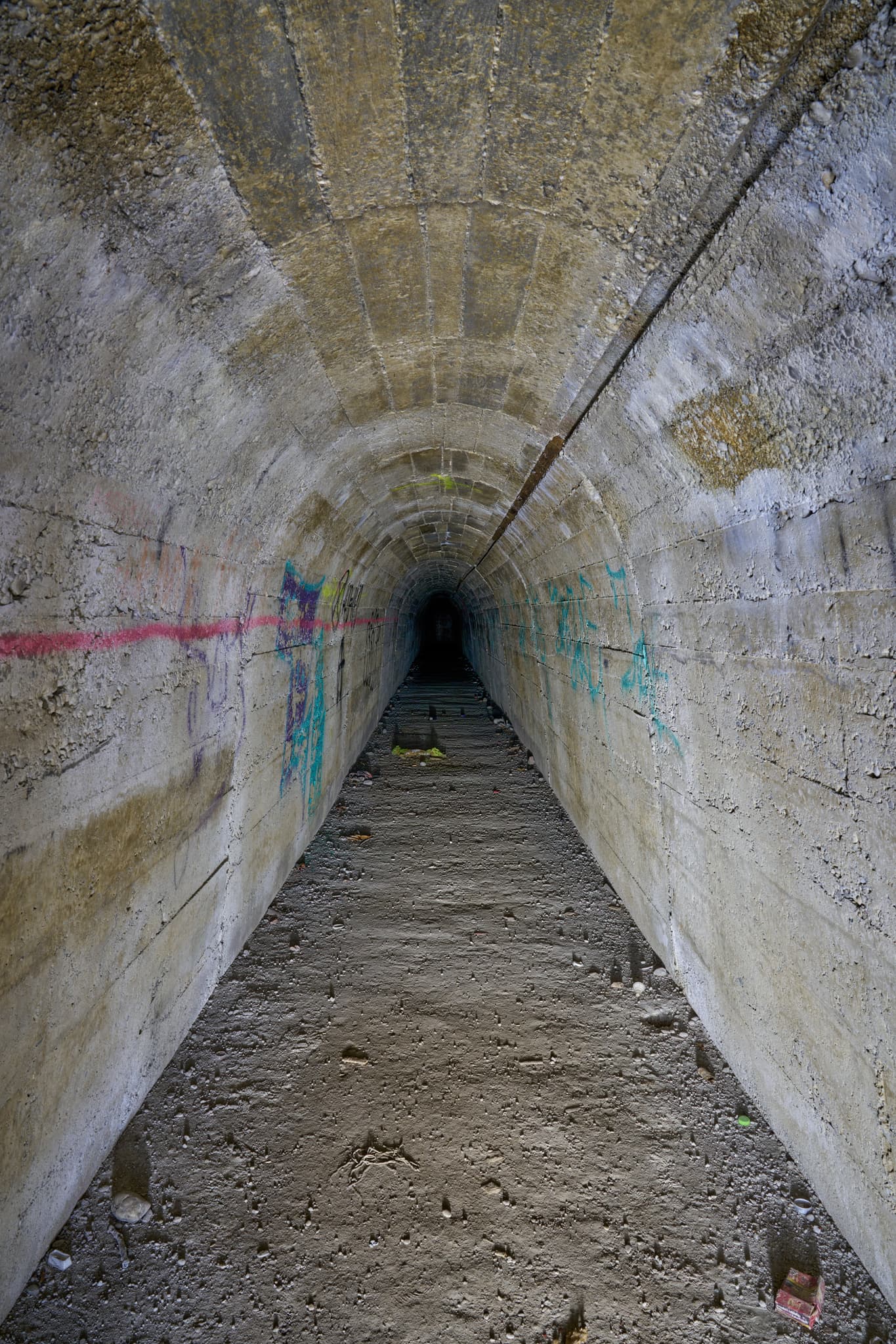 Ansicht eines unterirdischen Bunkergangs in Ecksberg, Mühldorf. Dieser verlassene Beton-Tunnel befindet sich im Landkreis Mühldorf und zeigt Spuren der Zeit.