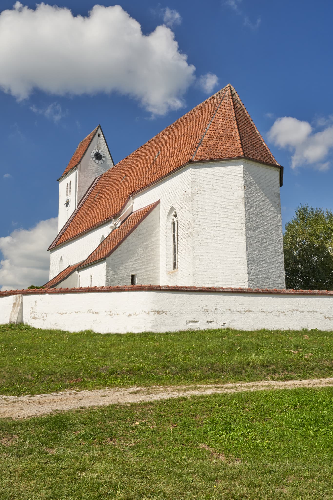 Georgenberg Kirche in Pleiskirchen, Landkreis Altötting, Oberbayern, Inn-Salzach, Bayern, Deutschland. Die Kirche steht auf einem Hügel.