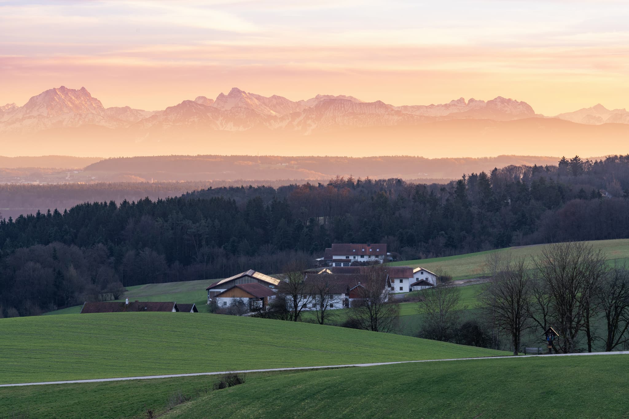 Landschaft von Haizing in Richtung Pomming, Gemeinde Erlbach, Landkreis Altötting, Oberbayern, Inn-Salzach, Sonnenuntergang über sanften Hügeln und Bergen.