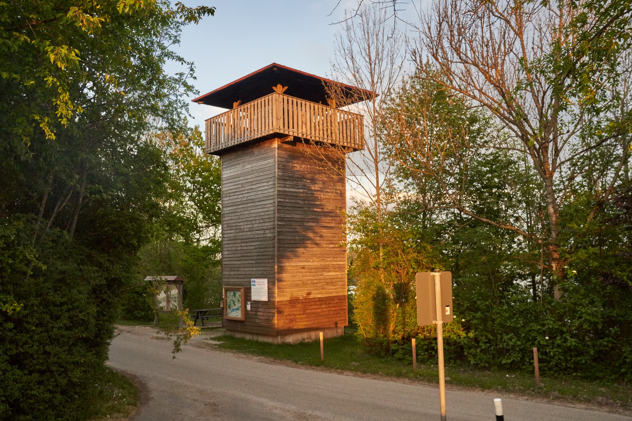 Holz-Aussichtsturm Vogelturm in Ering am Inn, Landkreis Rottal-Inn, Europareservat Unterer Inn, Niederbayern, Region Inn-Salzach, Deutschland.