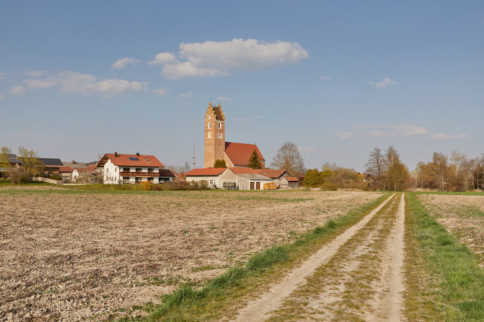 Landschaftsaufnahme mit Kirche in Oberdietfurt, Gemeinde Massing, Landkreis Rottal-Inn, Niederbayern, Region Holzland, Deutschland.