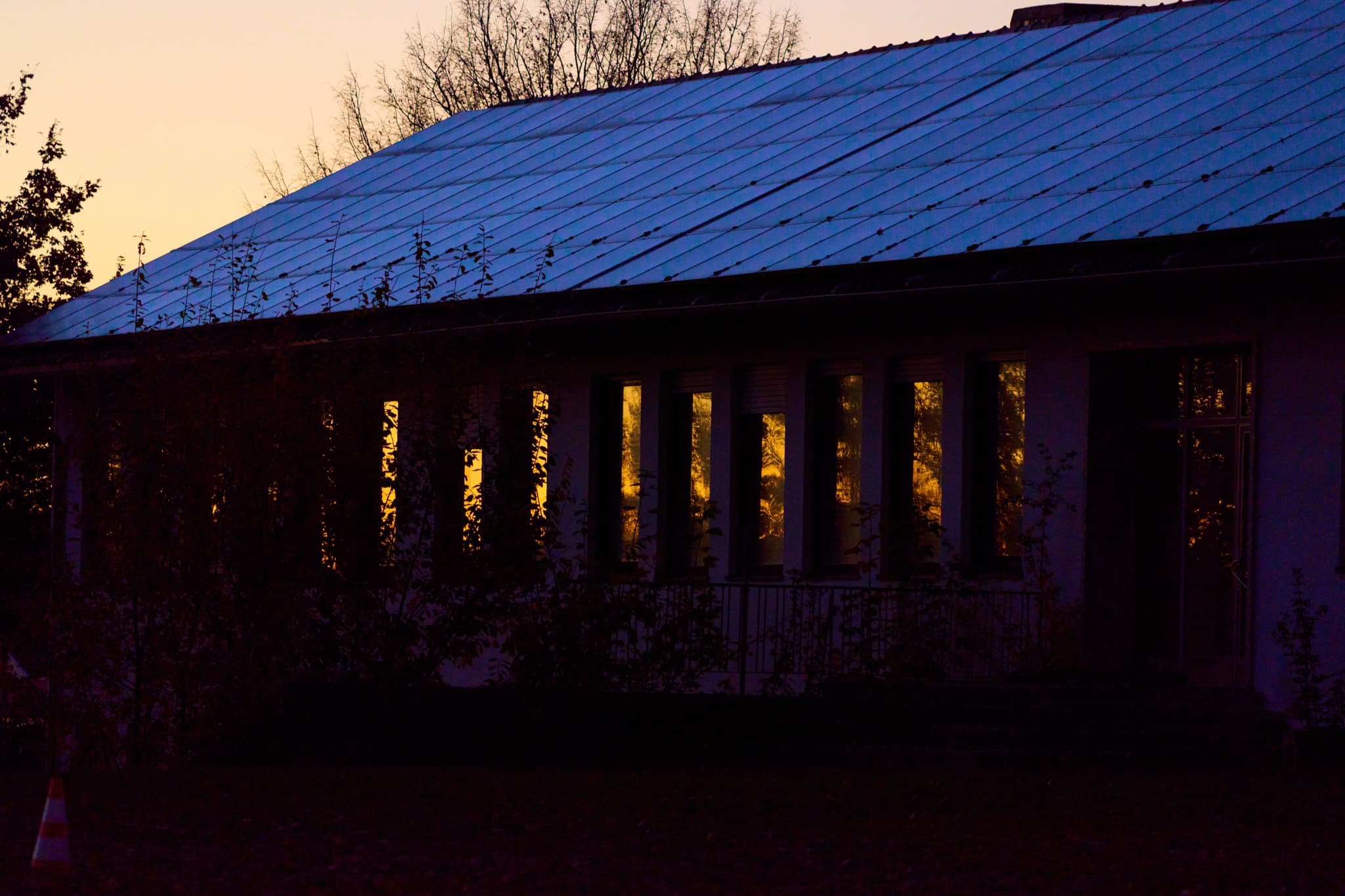 Altes Schulhaus in Arbing, Reischach, Landkreis Altötting, Oberbayern. Das Gebäude spiegelt das abendliche Licht der Inn-Salzach Region in Deutschland wider.