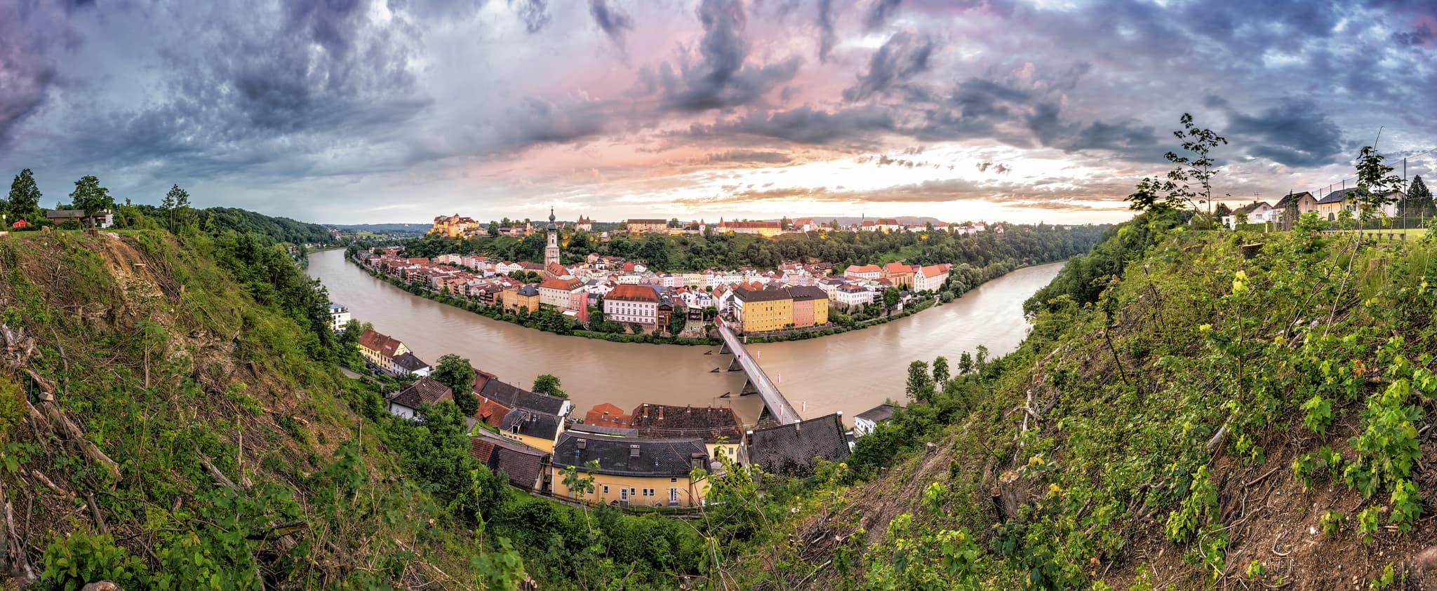 Aussicht auf Burghausen, Landkreis Altötting, Oberbayern, Deutschland, aufgenommen aus Ach in Österreich. Die Salzach fließt durch die Inn-Salzach Region.