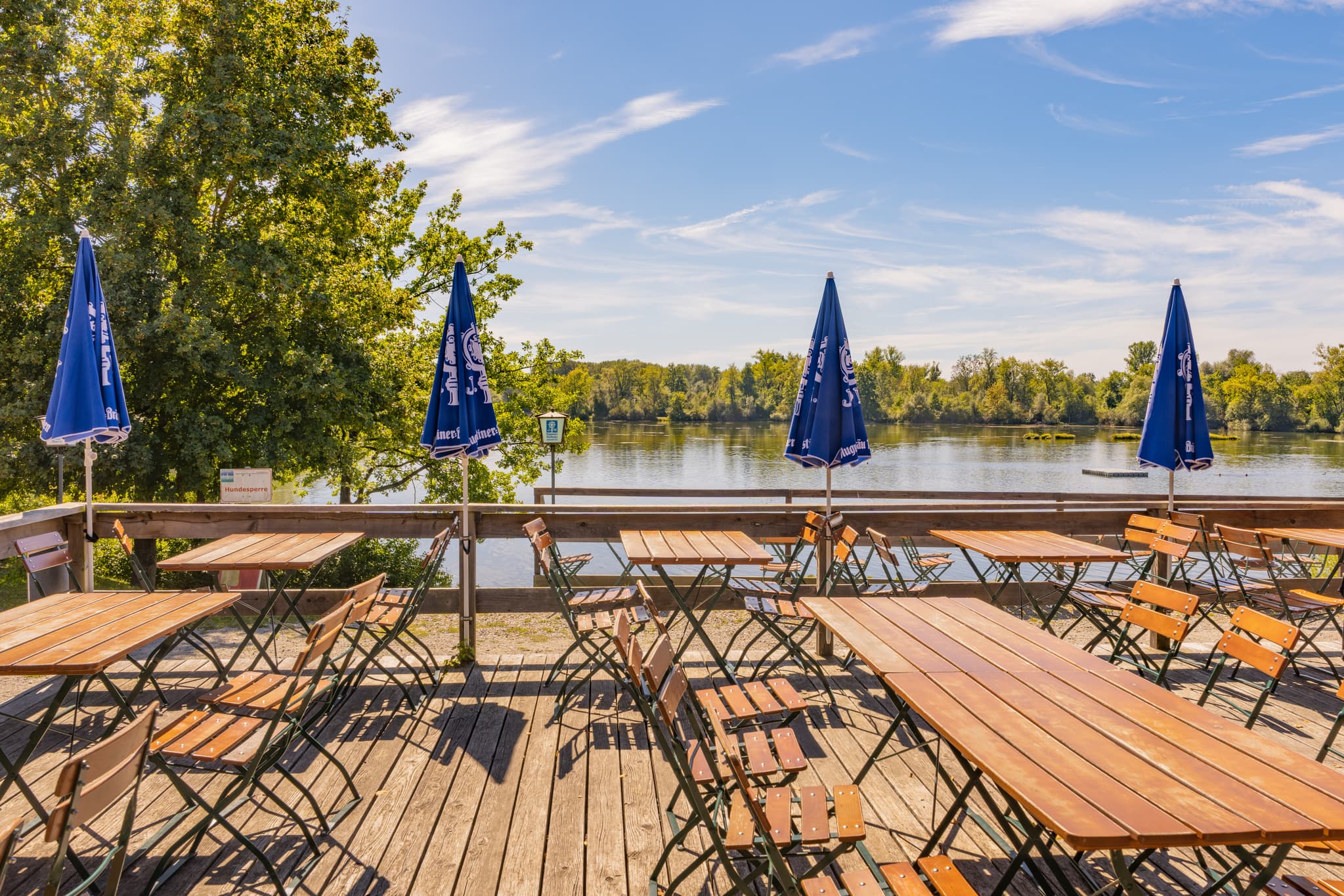 Seeterrasse Waldsee-Stubn mit Tischen, Stühlen und Schirmen am Lago in Kirchdorf am Inn. Landschaft im Landkreis Rottal-Inn, Niederbayern, Deutschland.