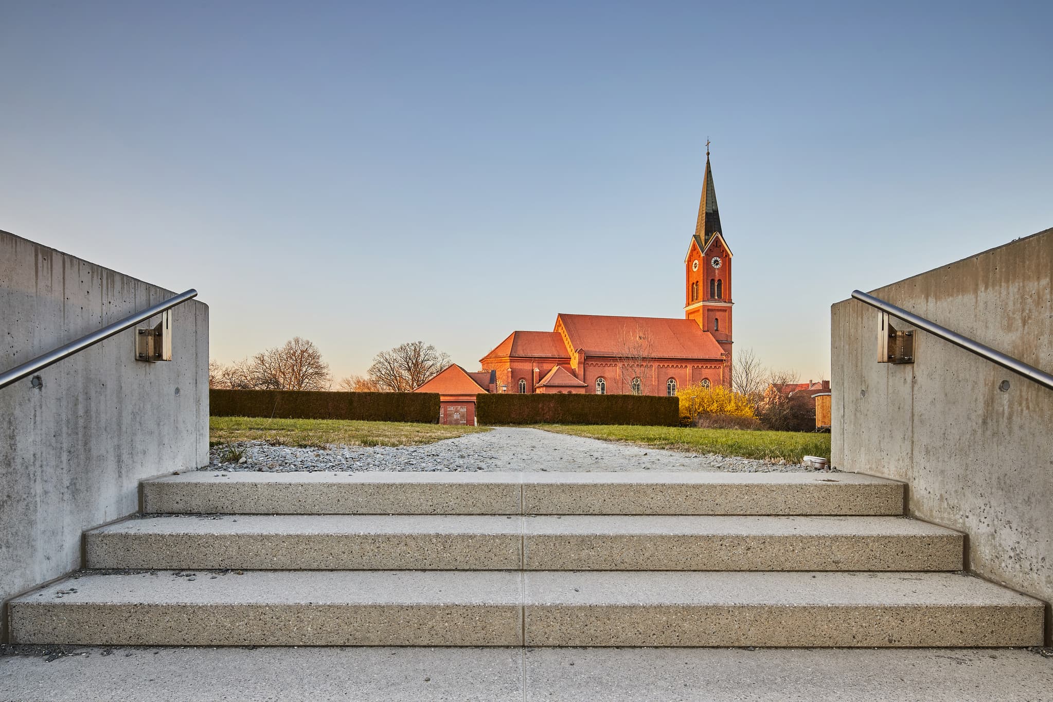 Außenansicht der Kirche Sankt Andreas in Wurmannsquick, Gemeinde Wurmannsquick, Landkreis Rottal-Inn, Niederbayern, Holzland, Bäderdreieck, Deutschland.