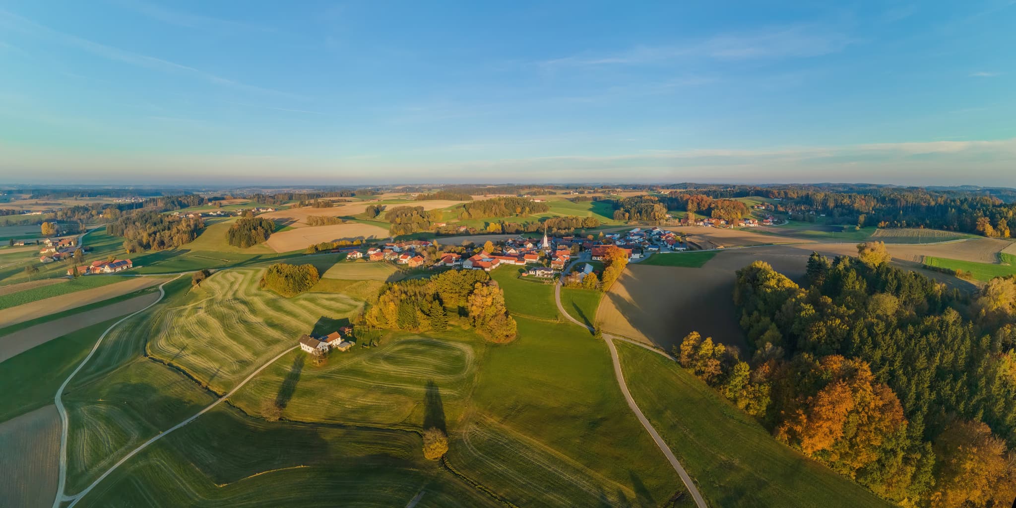 Panorama Luftbild der Ortschaft Arbing, Reischach, Landkreis Altötting, Oberbayern, Deutschland. Landschaft im Holzland mit Feldern und Wäldern.