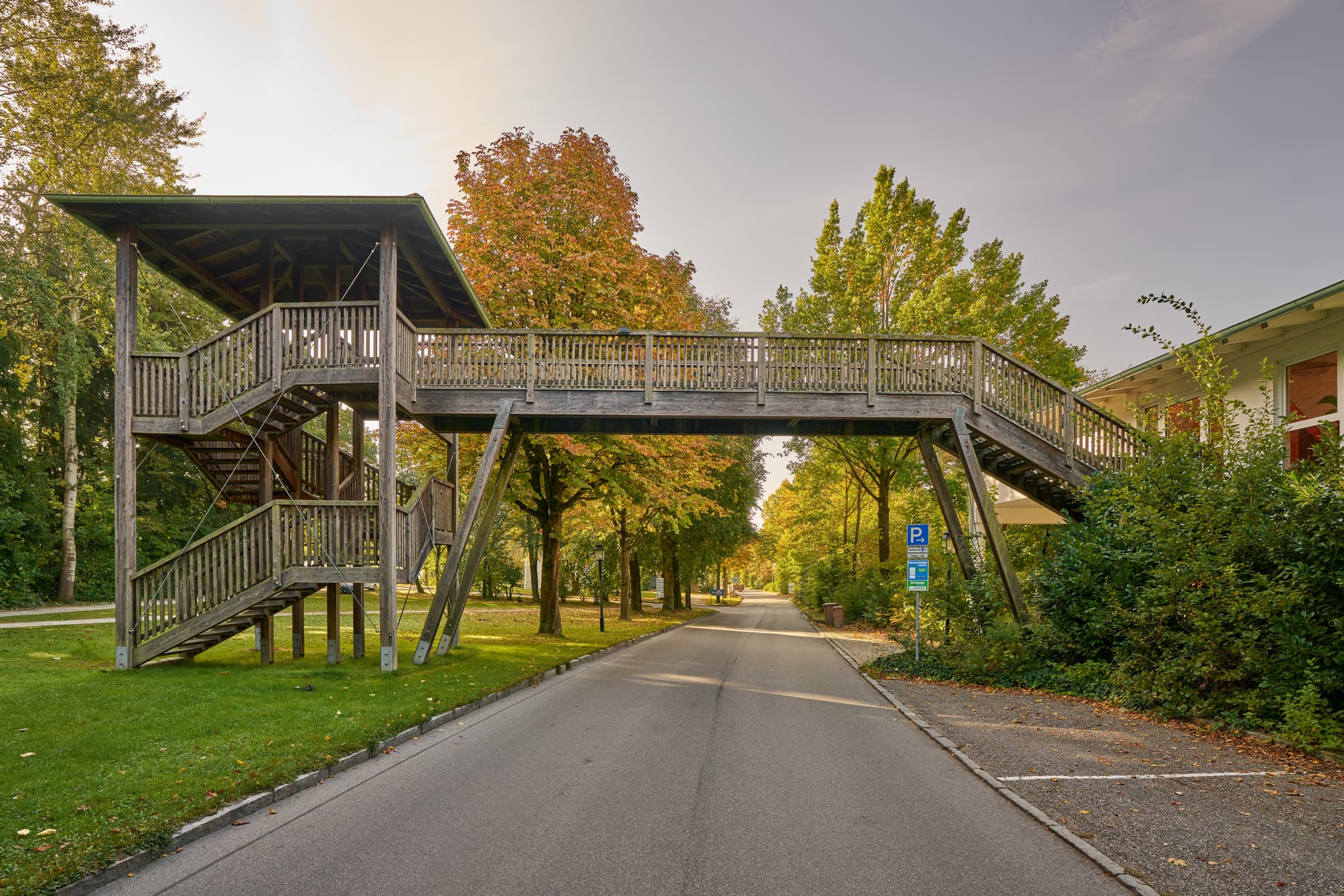 Winterluftbild des Kurparks Bad Griesbach im Rottal, Landkreis Passau, Niederbayern, Deutschland. Eine idyllische Szene von oben in verschneiter Landschaft.